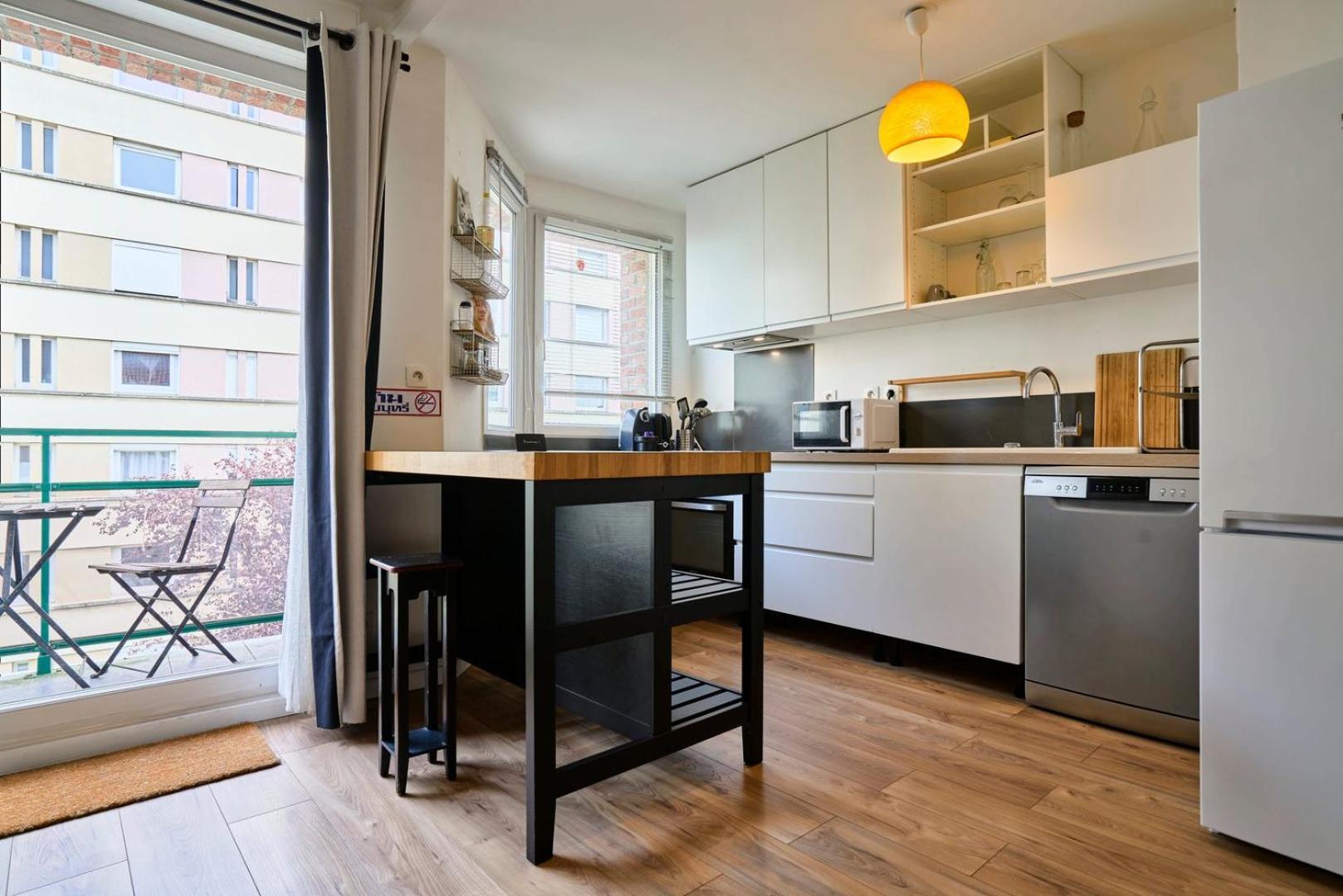 Apartment Balconyparking Space Near Train Station *