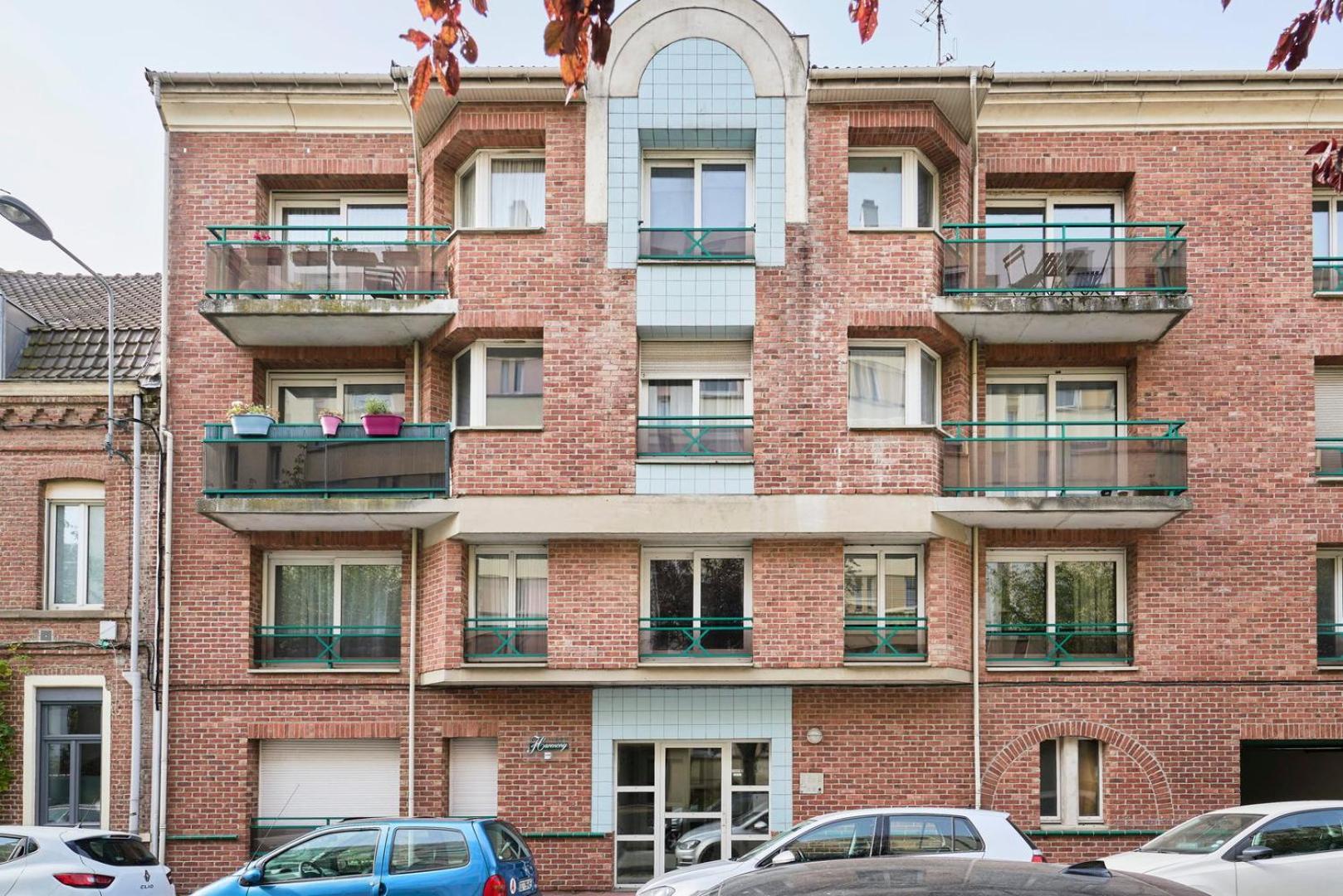 Apartment Balconyparking Space Near Train Station