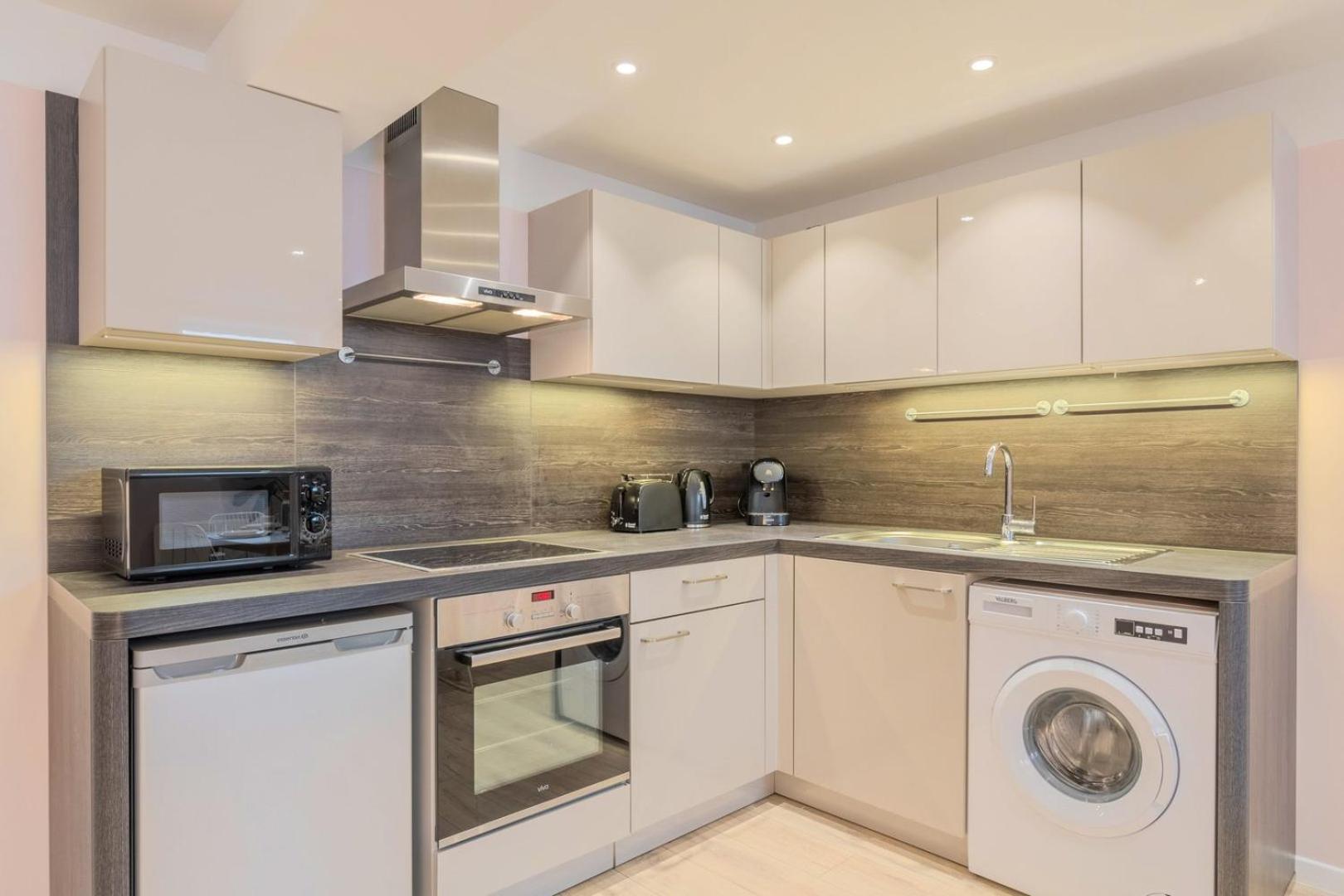 Renovated In Semi-basement & Hypercentre Apartamento