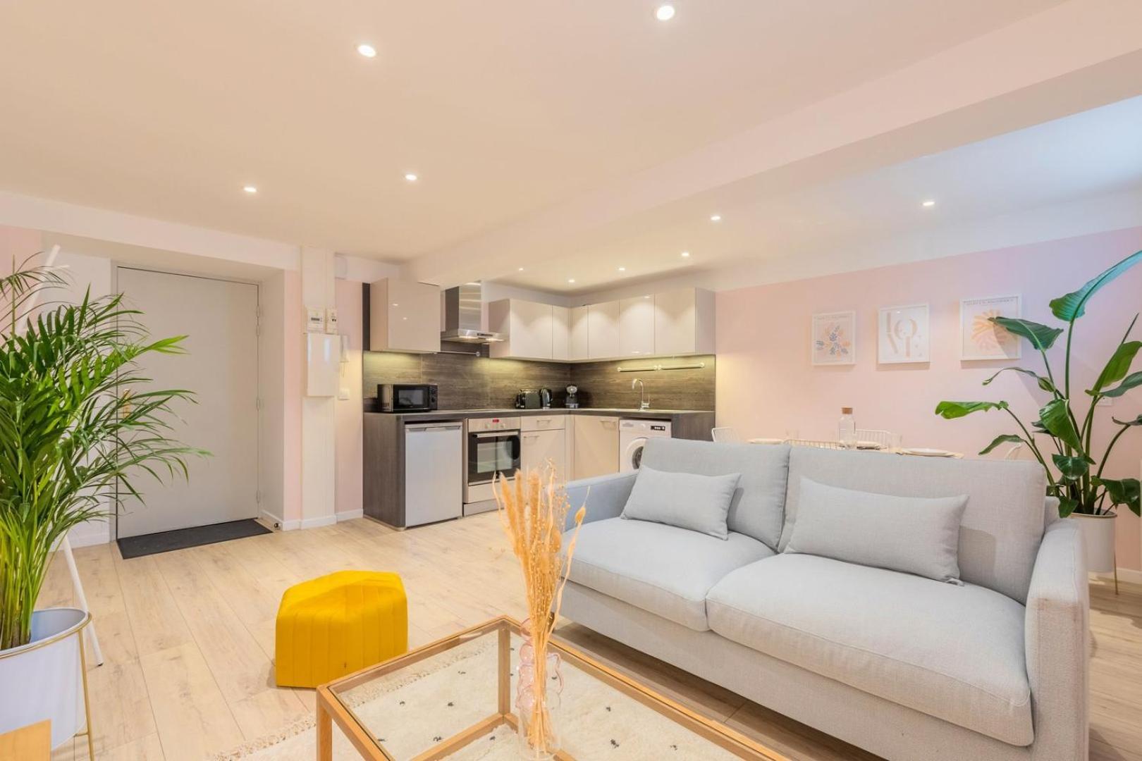 Renovated In Semi-basement & Hypercentre Apartamento *