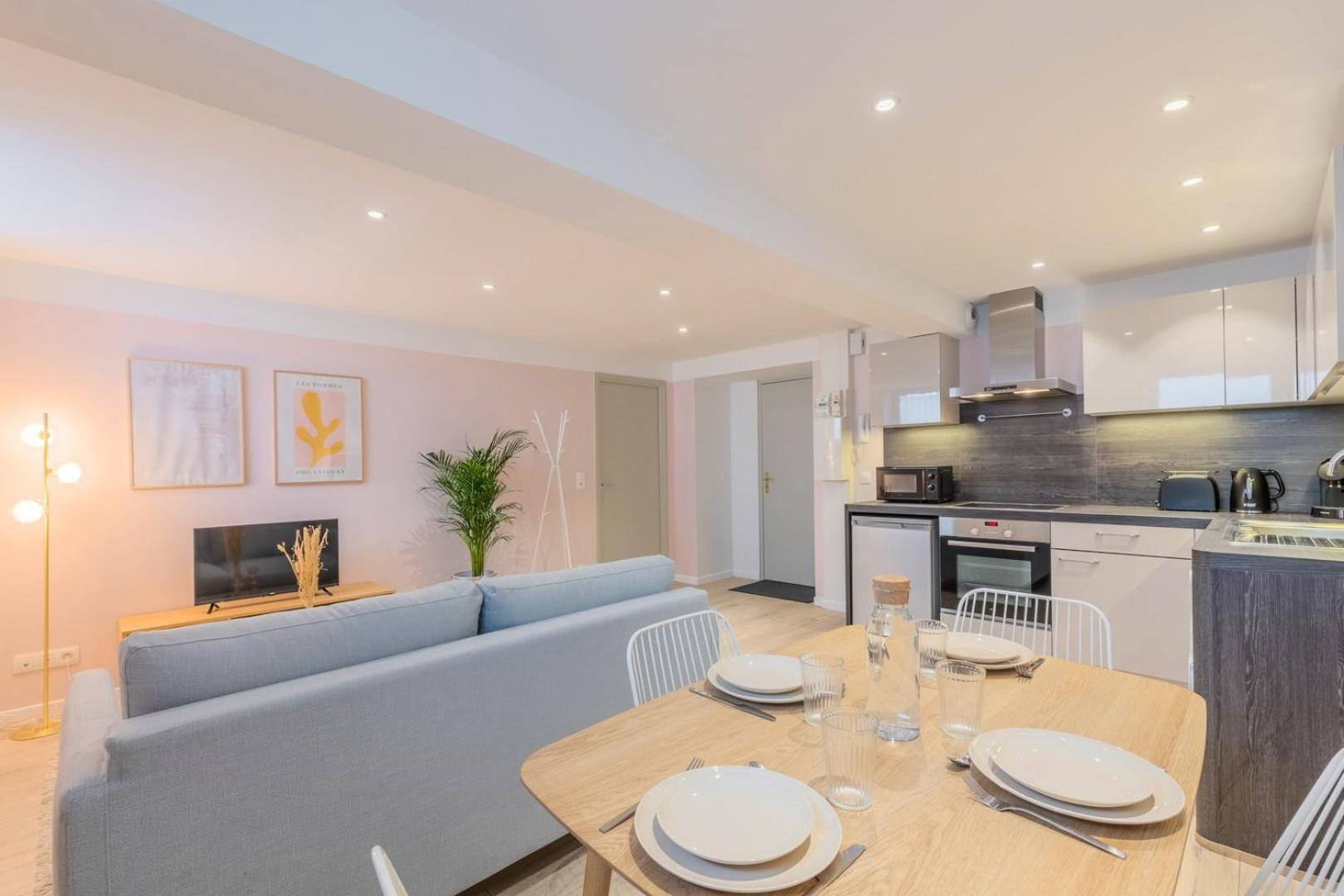 Renovated In Semi-basement & Hypercentre Apartamento