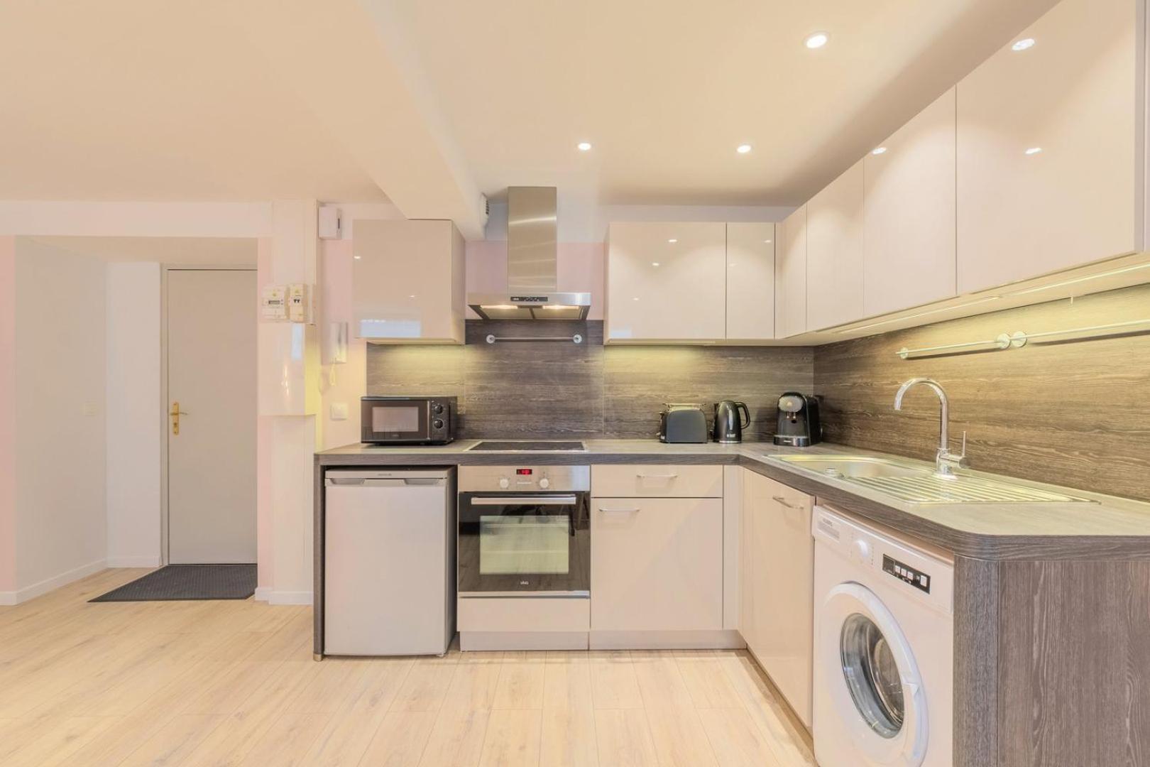Renovated In Semi-basement & Hypercentre Apartamento