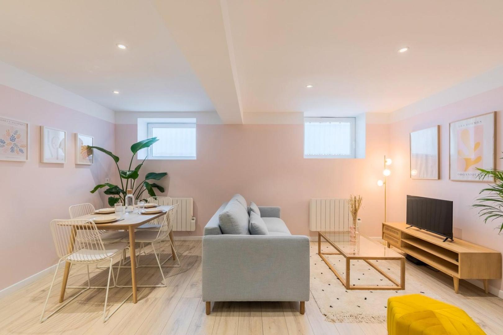 Renovated In Semi-basement & Hypercentre Apartamento *