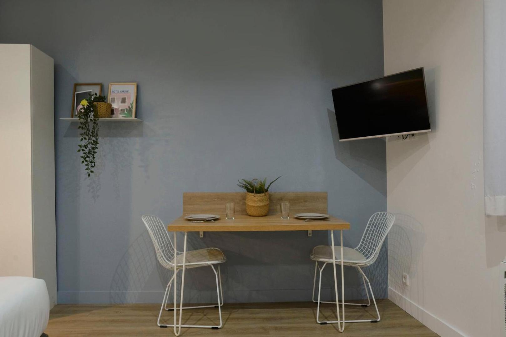 Equipped In The Heart Of The Stations Apartment *