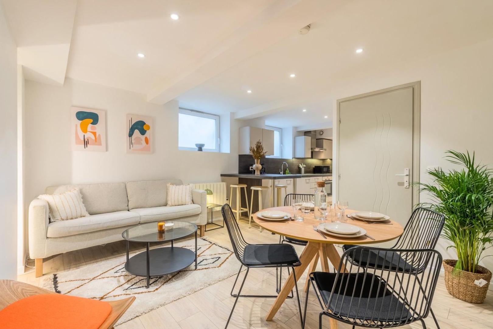 Apartment Atypical In Semi-basement In The Heart Of *