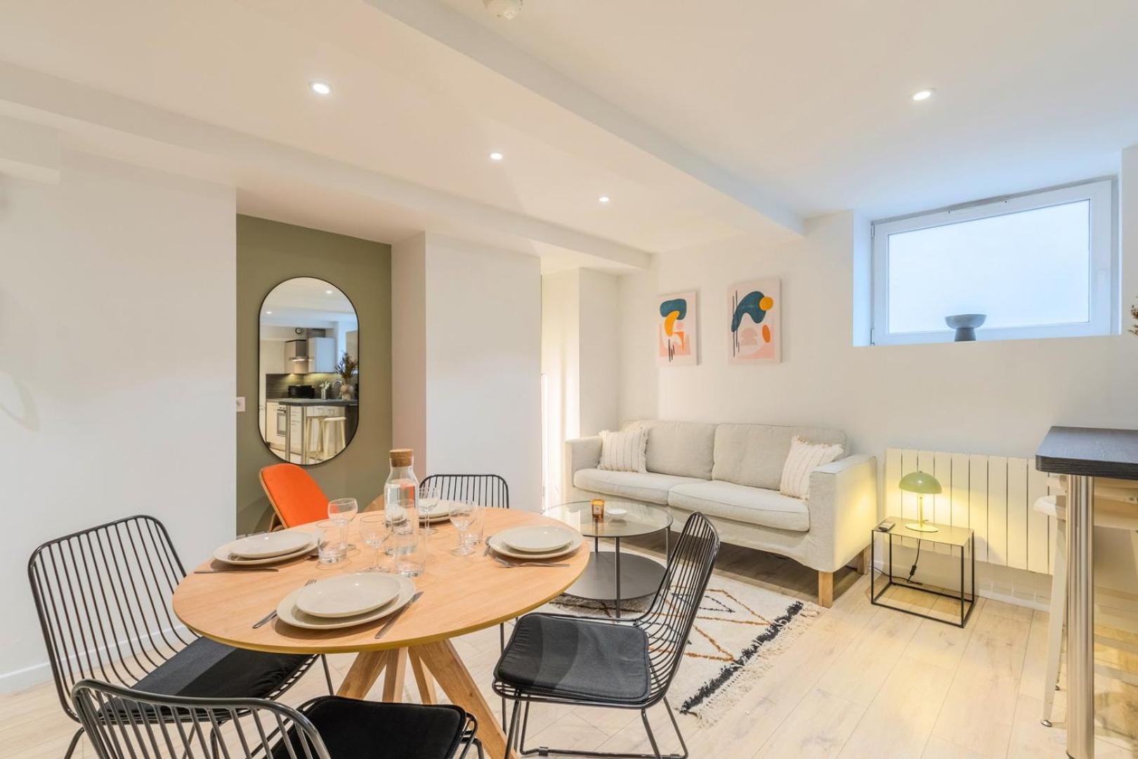 Atypical In Semi-basement In The Heart Of Apartment *