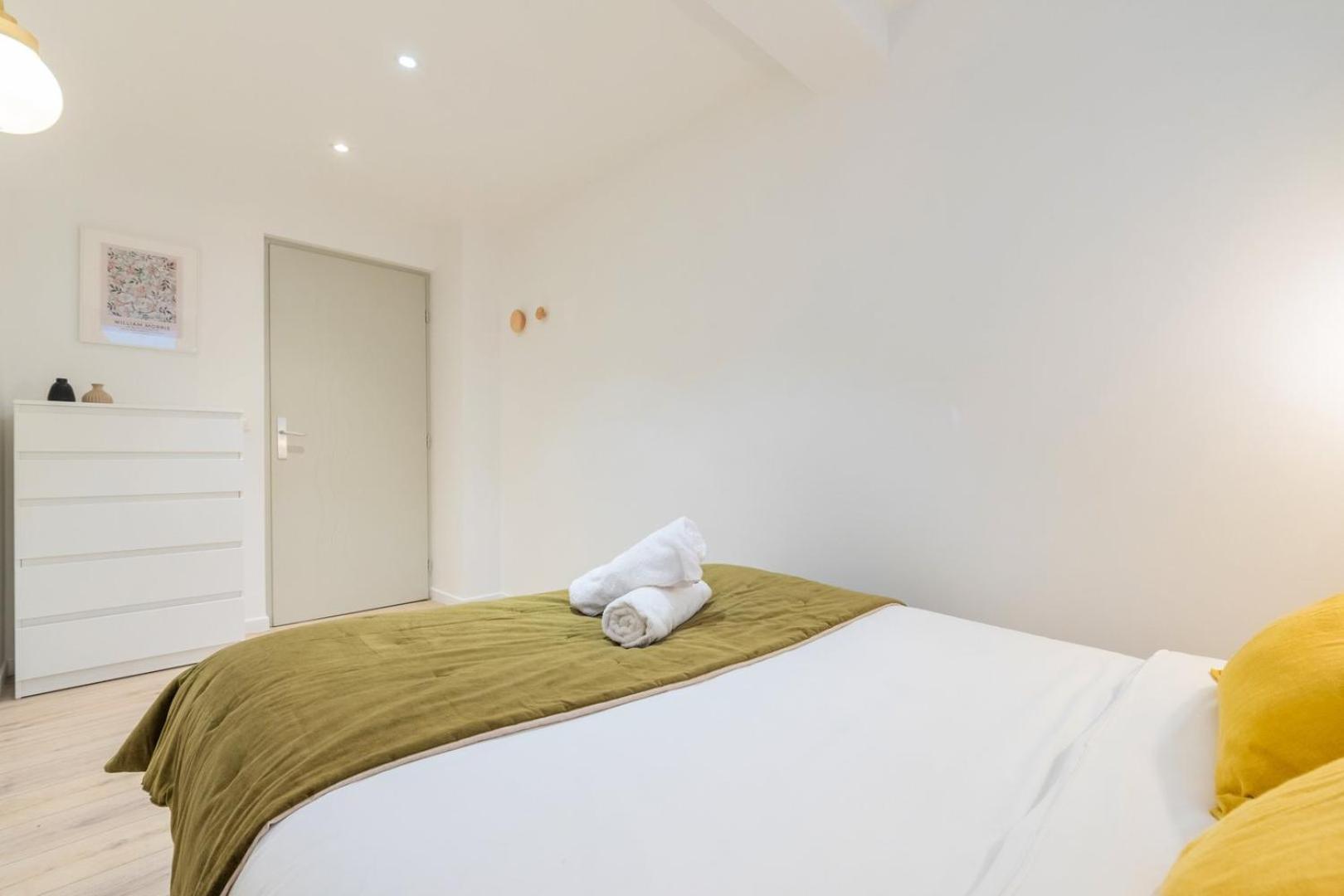 Atypical In Semi-basement In The Heart Of Apartment *