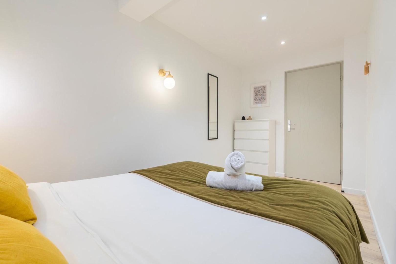 Atypical In Semi-basement In The Heart Of Apartment *