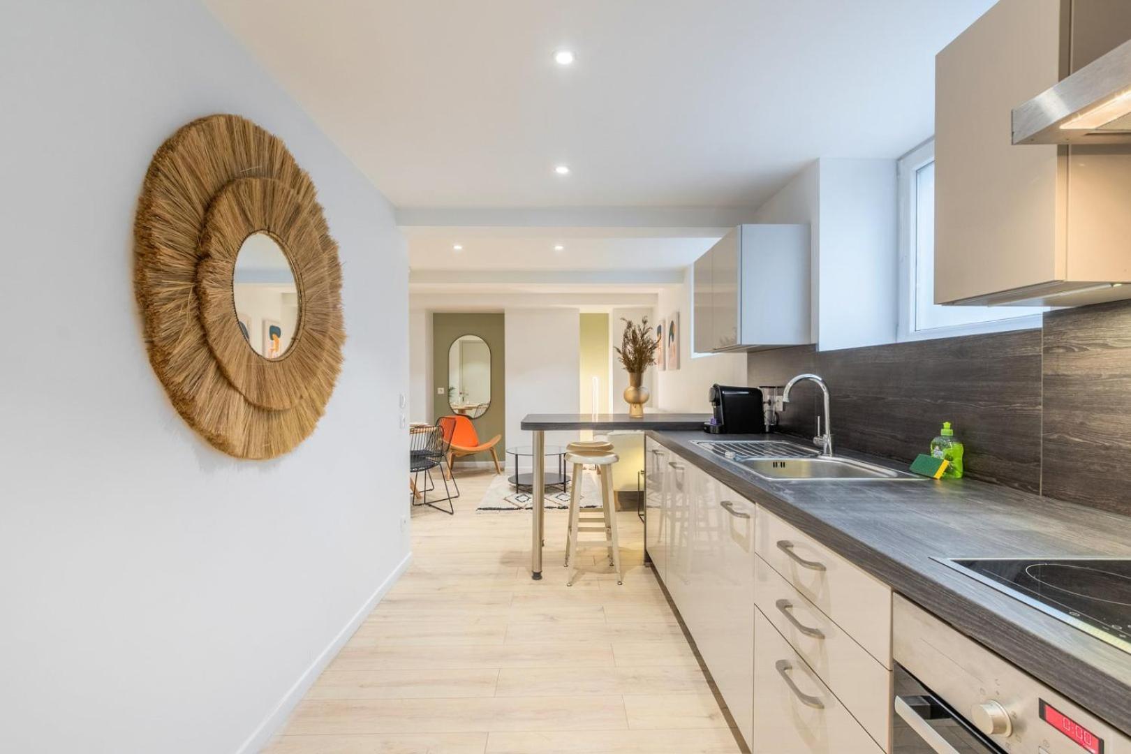 Atypical In Semi-basement In The Heart Of Apartment *
