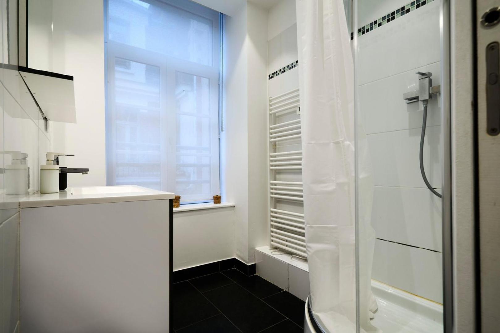 Spacious One Bedroom Ideally Located Rijsel