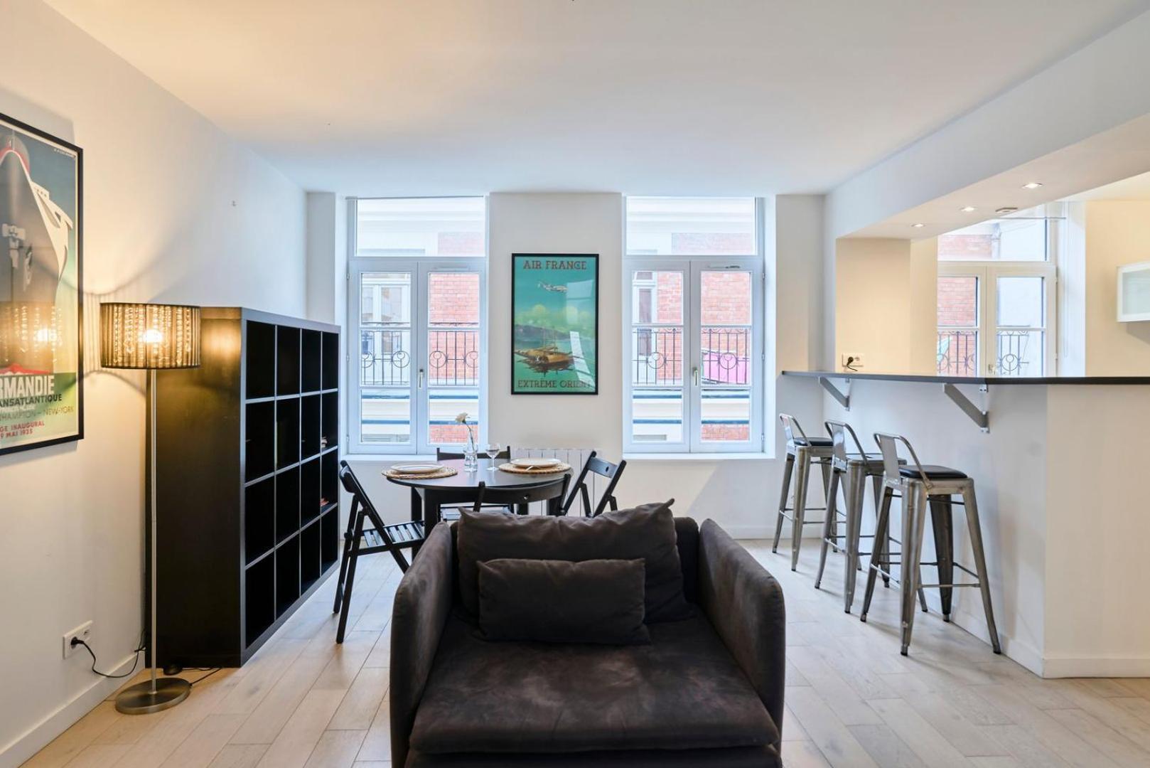 Spacious One Bedroom Ideally Located Apartment *