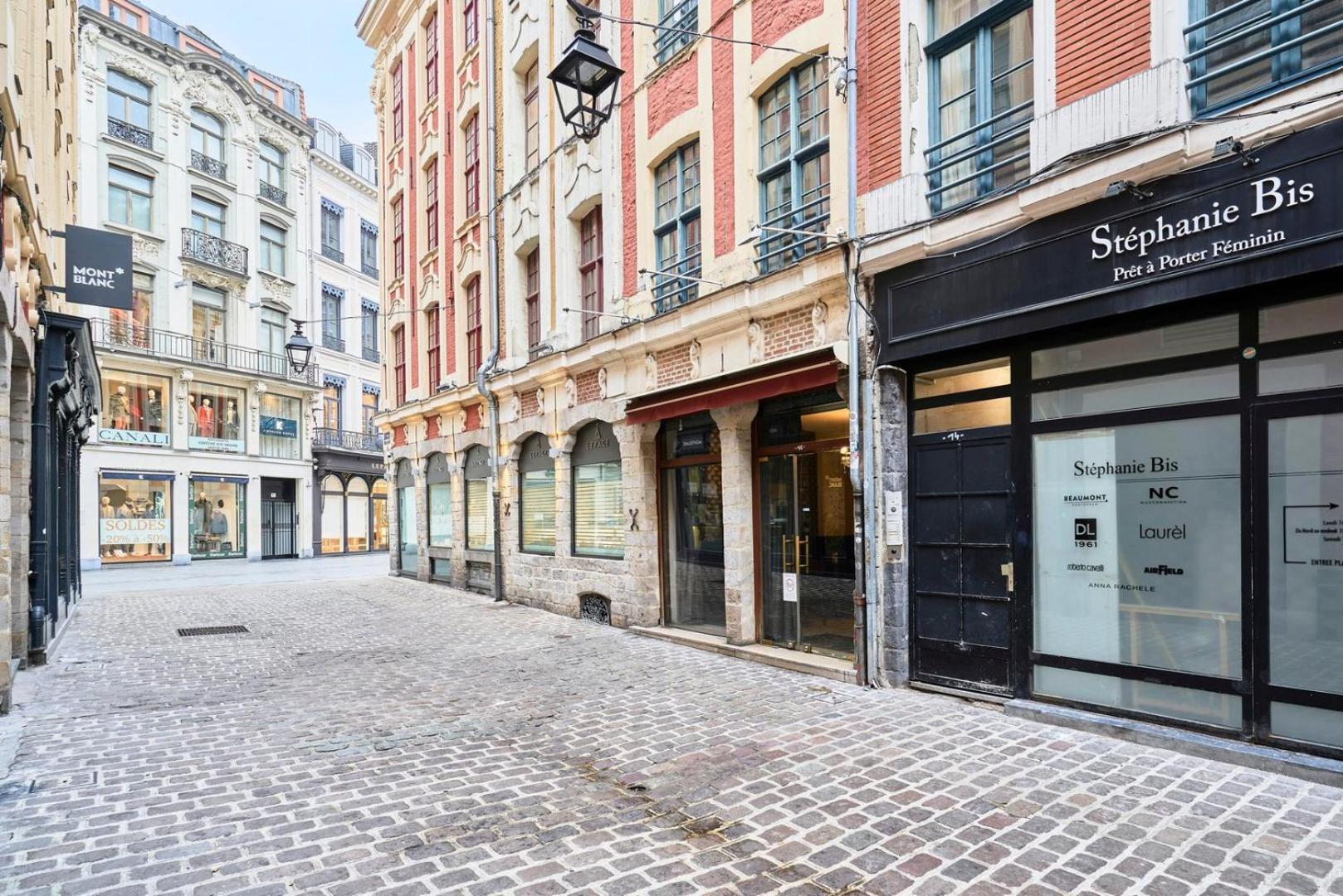 Spacious One Bedroom Ideally Located Appartement *