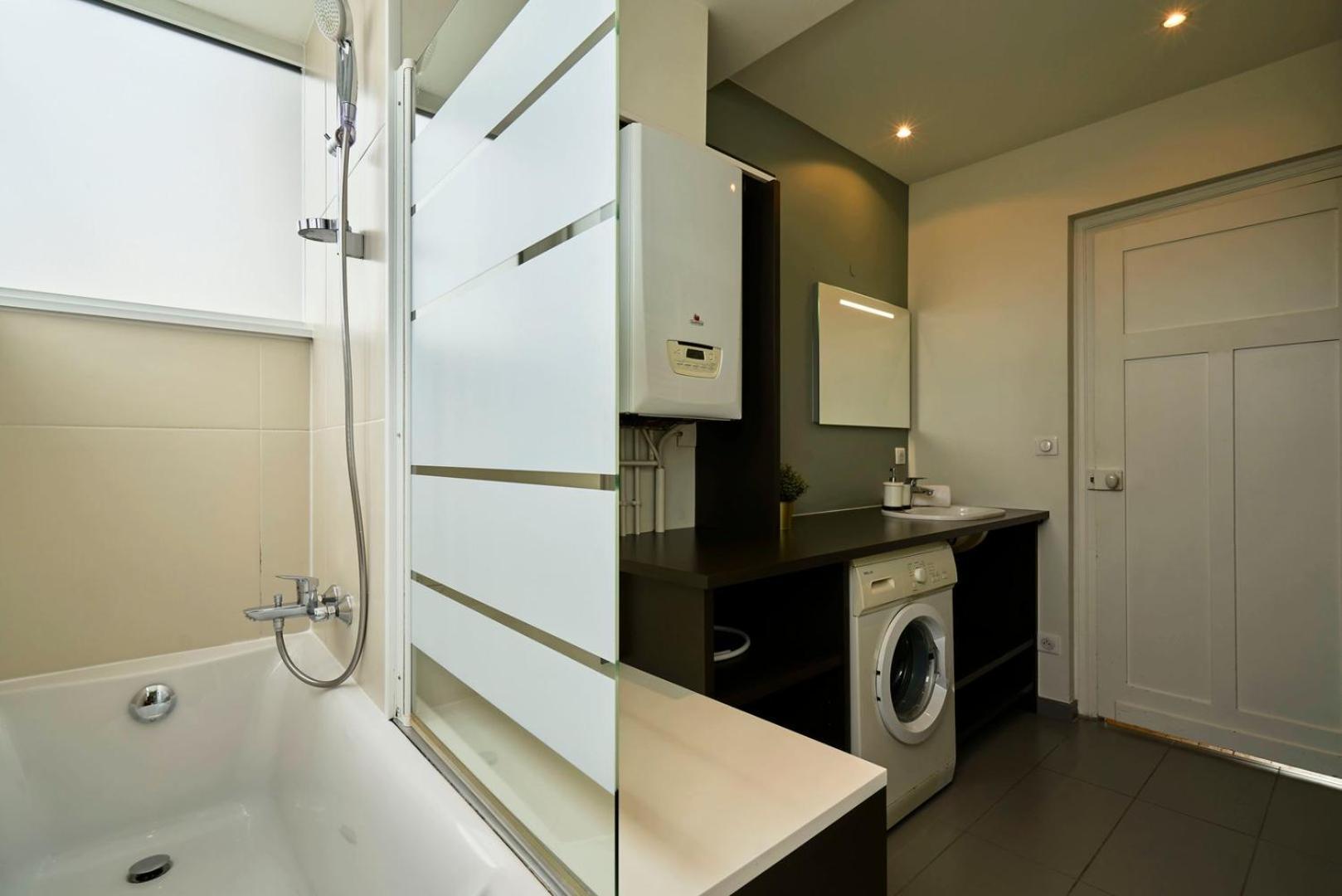 Hypercentre-2 Bedrooms Very Bright + Parking *