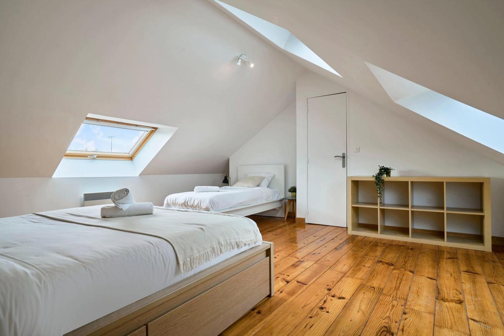 Hypercentre-2 Bedrooms Very Bright + Parking Appartement *