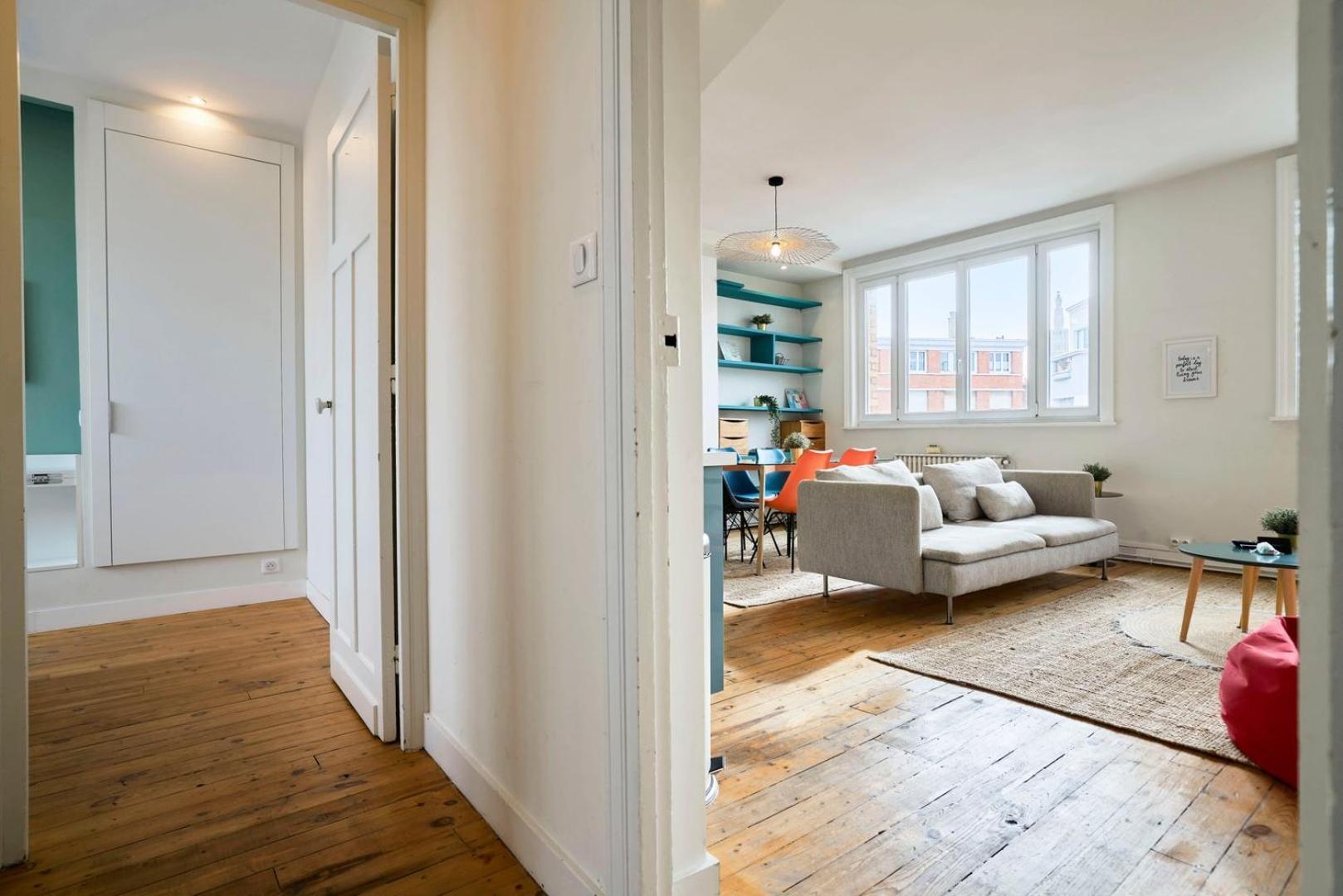 Hypercentre-2 Bedrooms Very Bright + Parking Appartement *