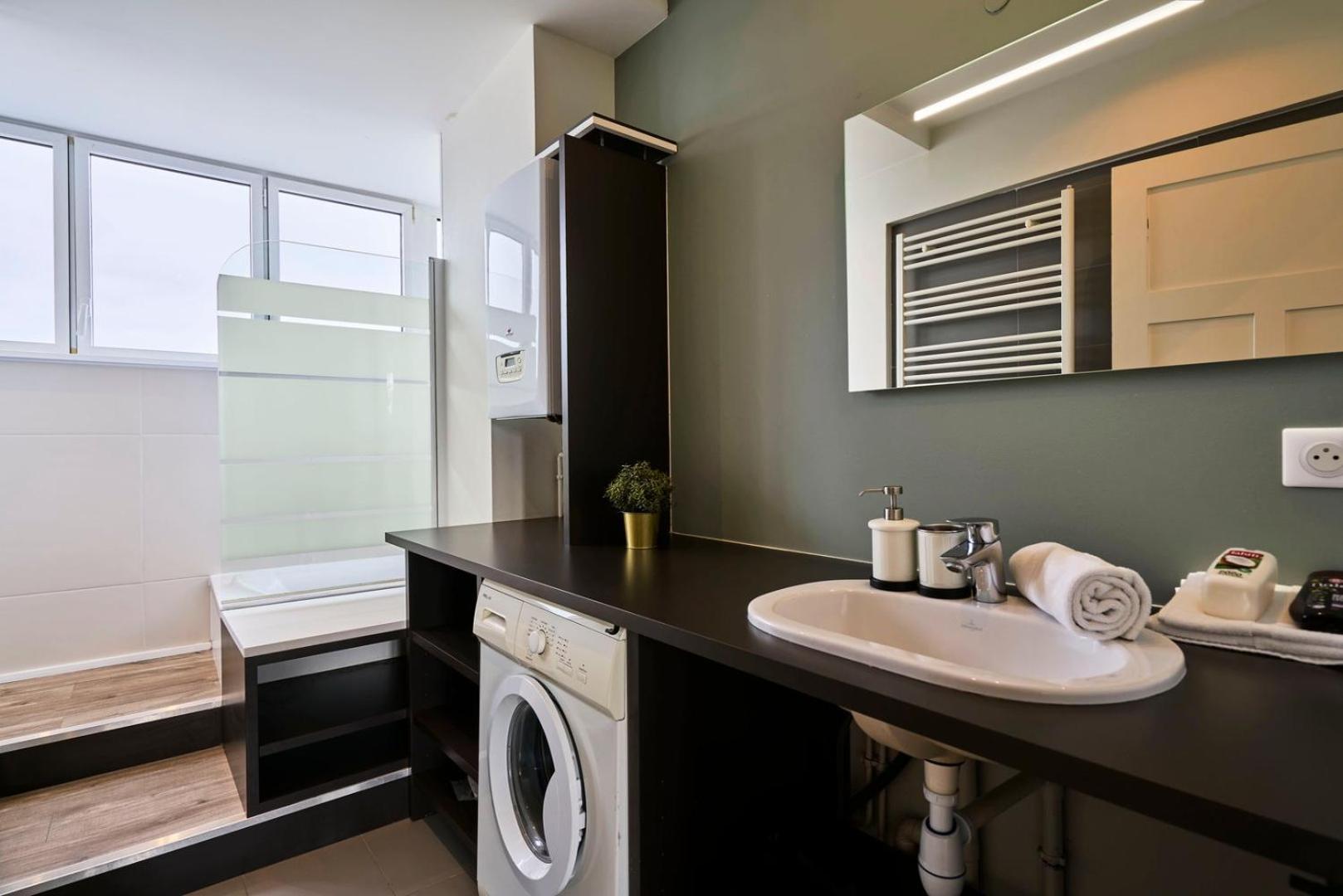 Apartment Hypercentre-2 Bedrooms Very Bright + Parking *