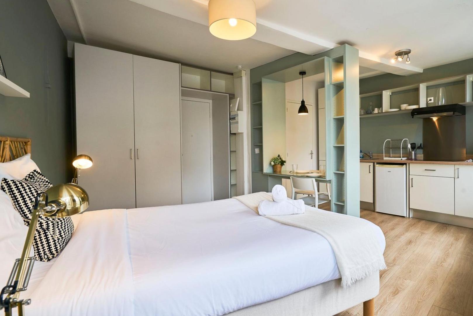 Train Station Apartment *