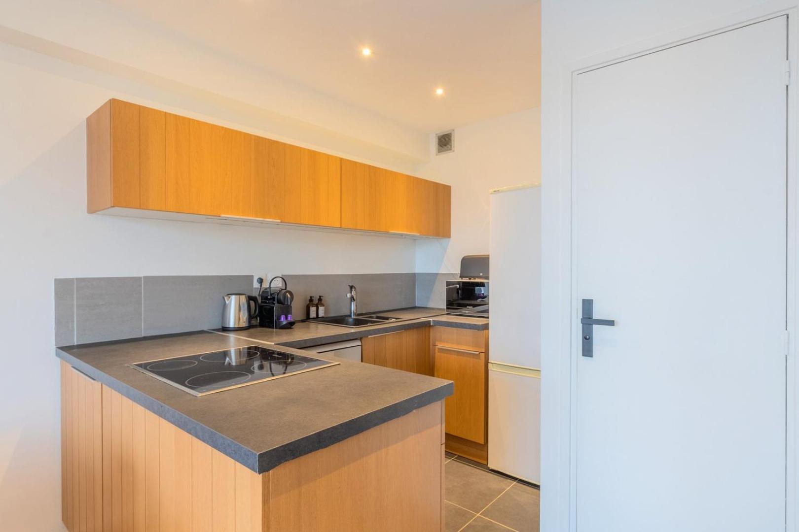 One Bedroom With Balcony And A View Apartment *