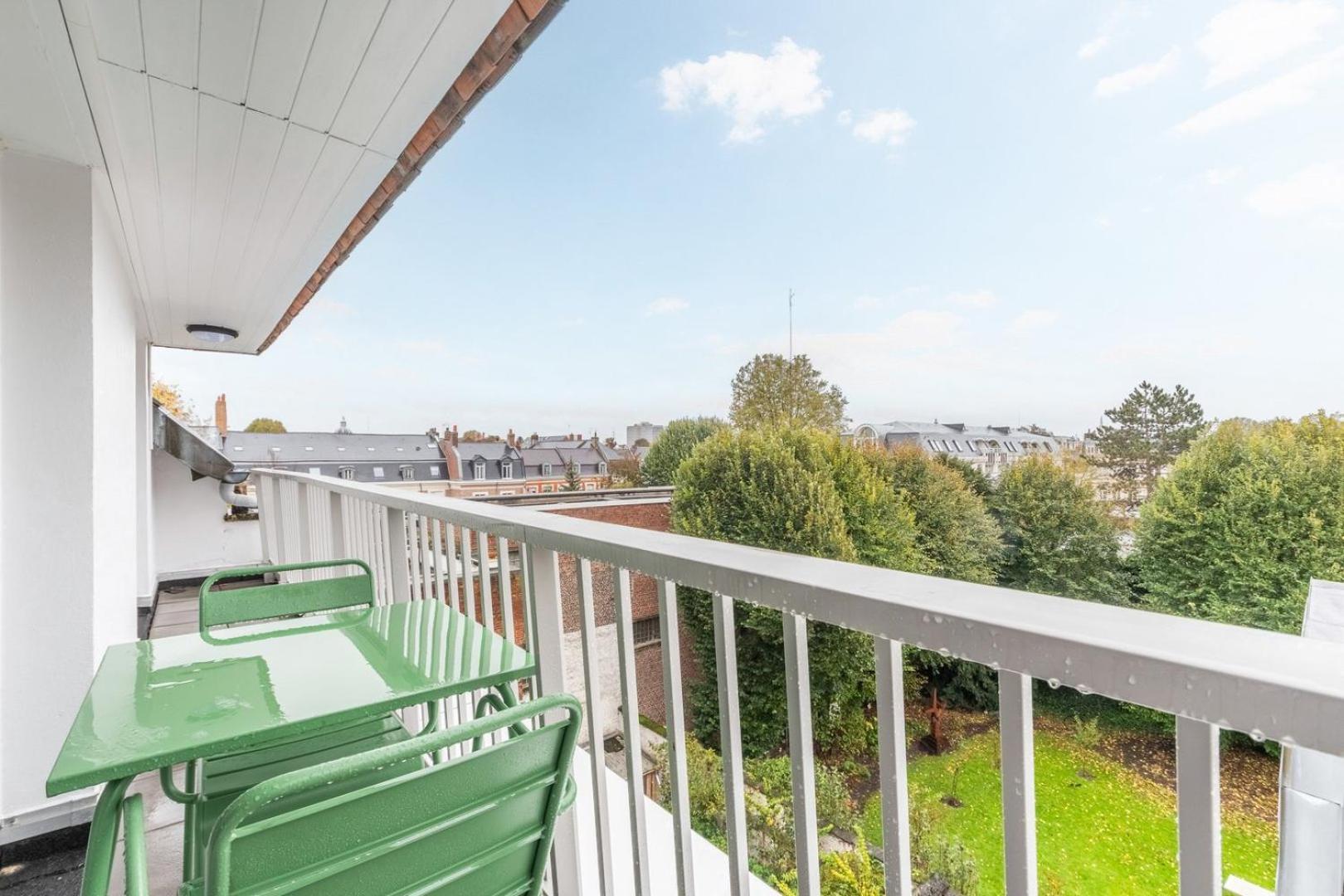 One Bedroom With Balcony And A View Apartment *