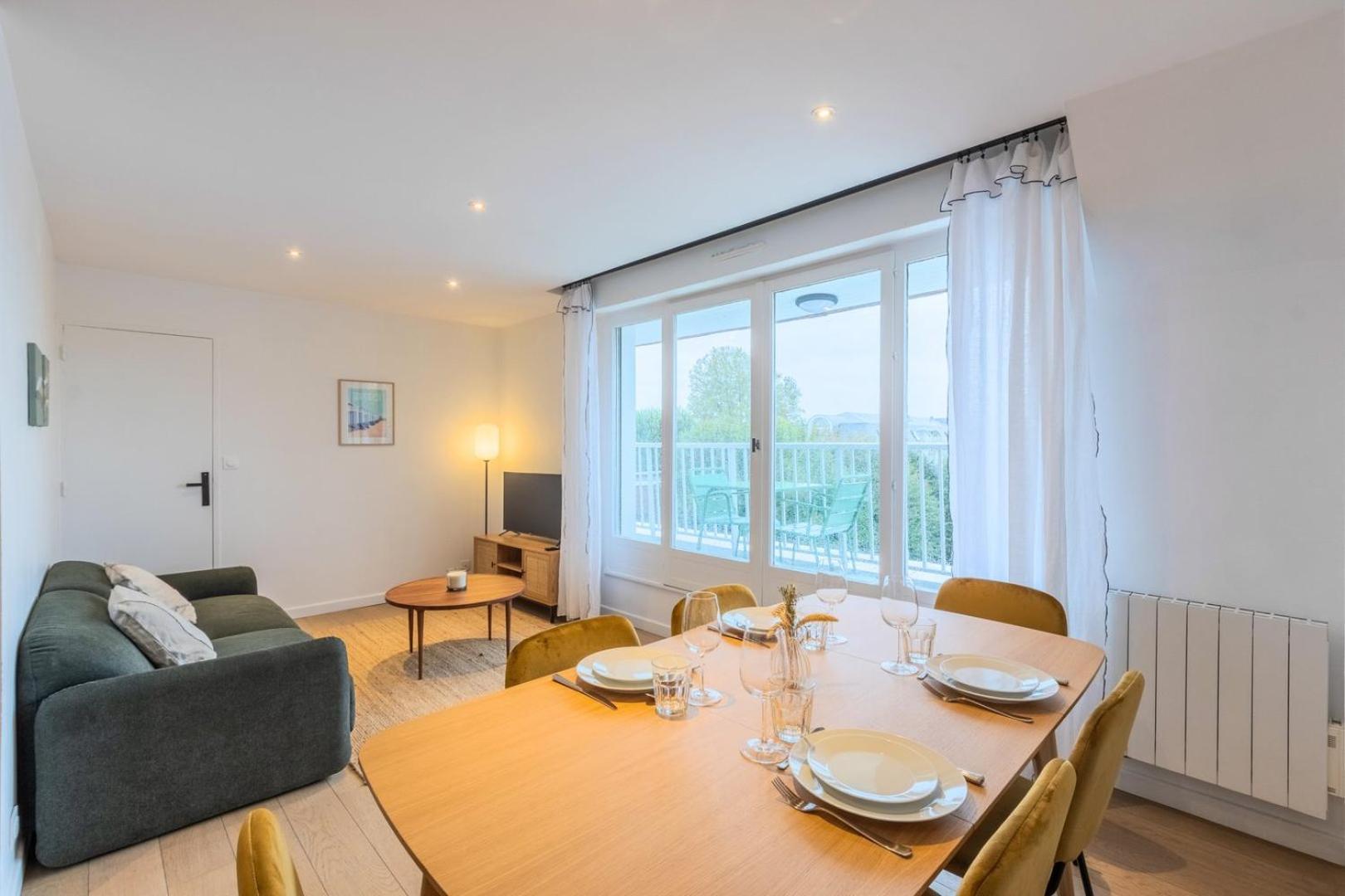 One Bedroom With Balcony And A View Apartment *