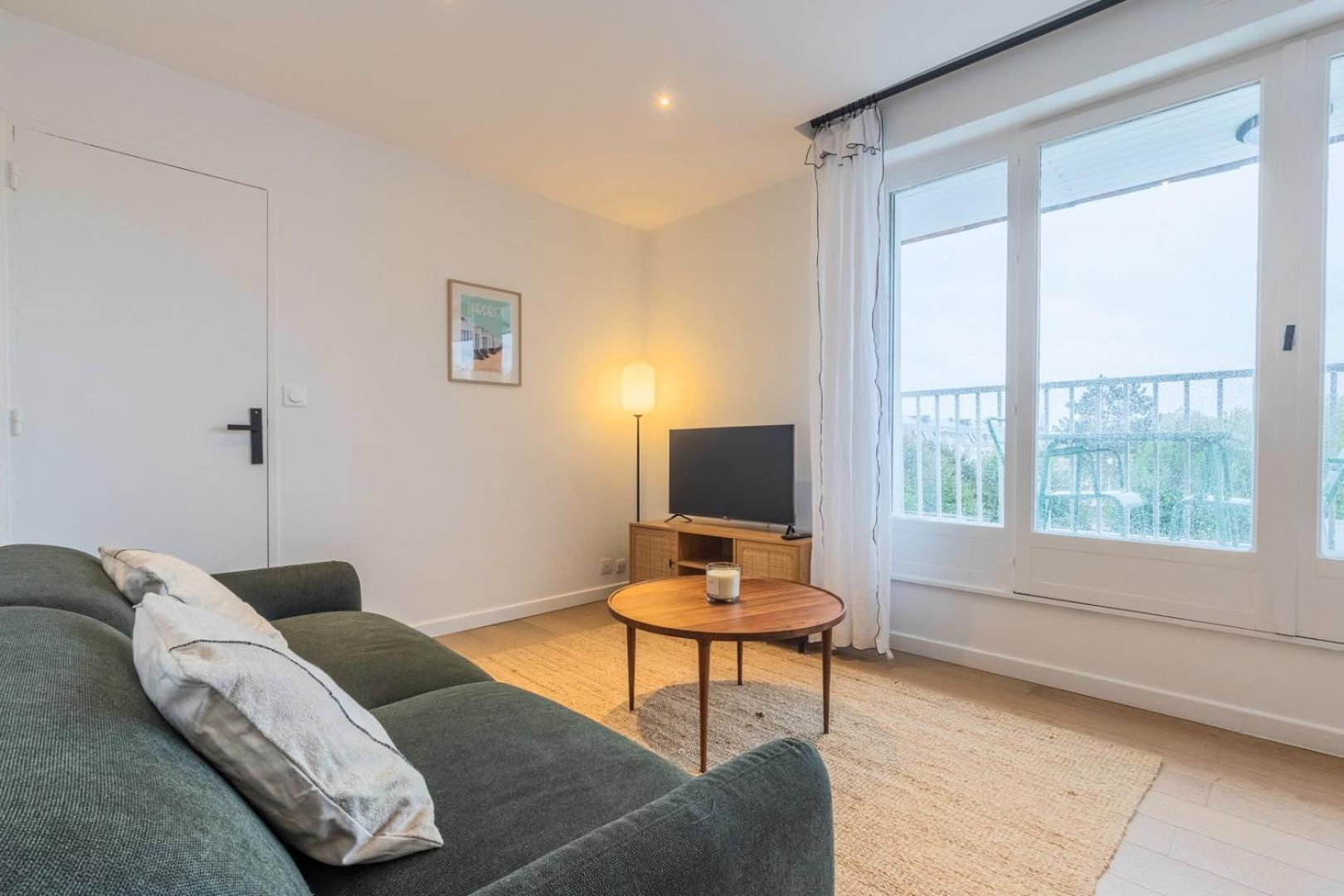 Apartment One Bedroom With Balcony And A View *