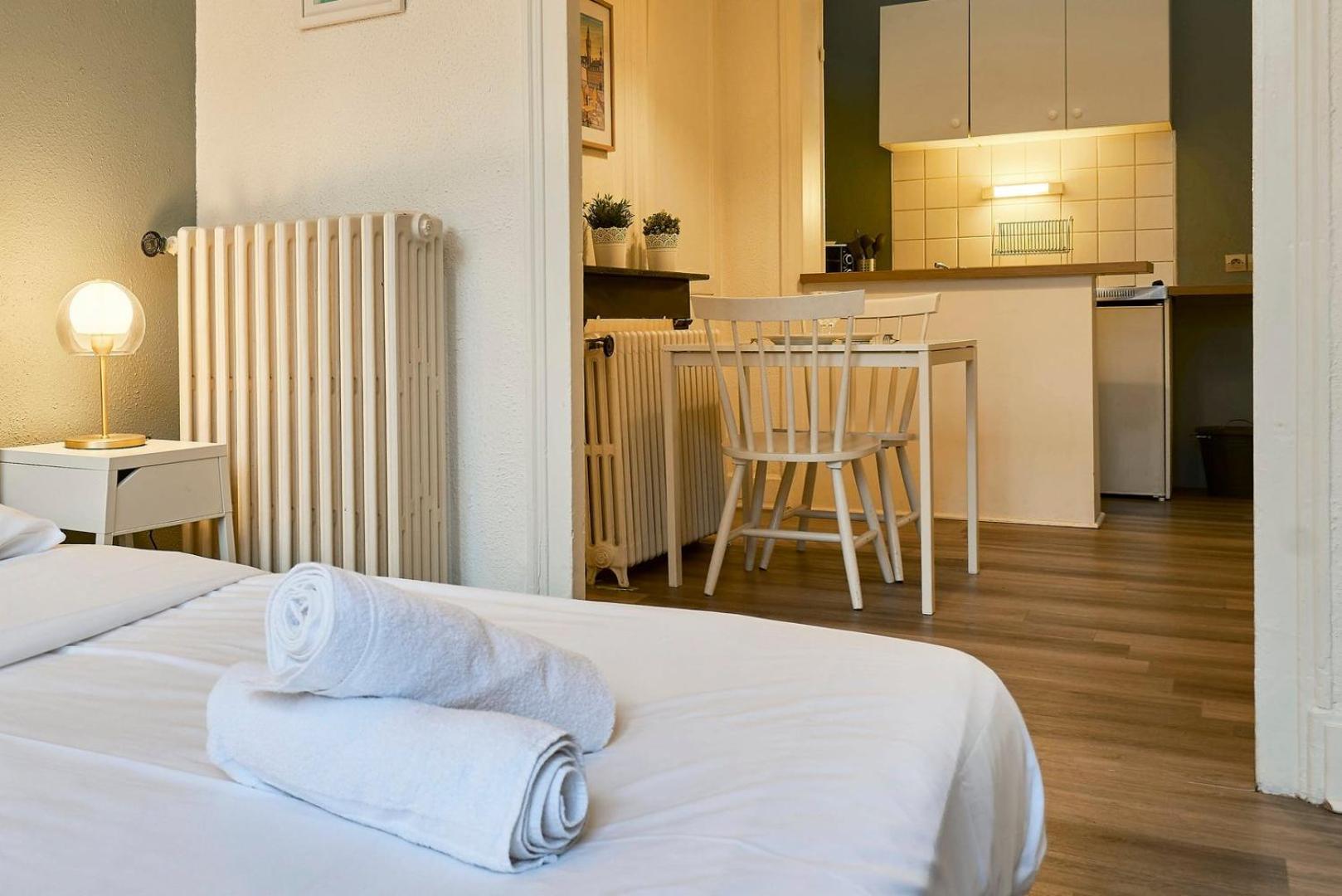 Apartment Centre - Large Functional *