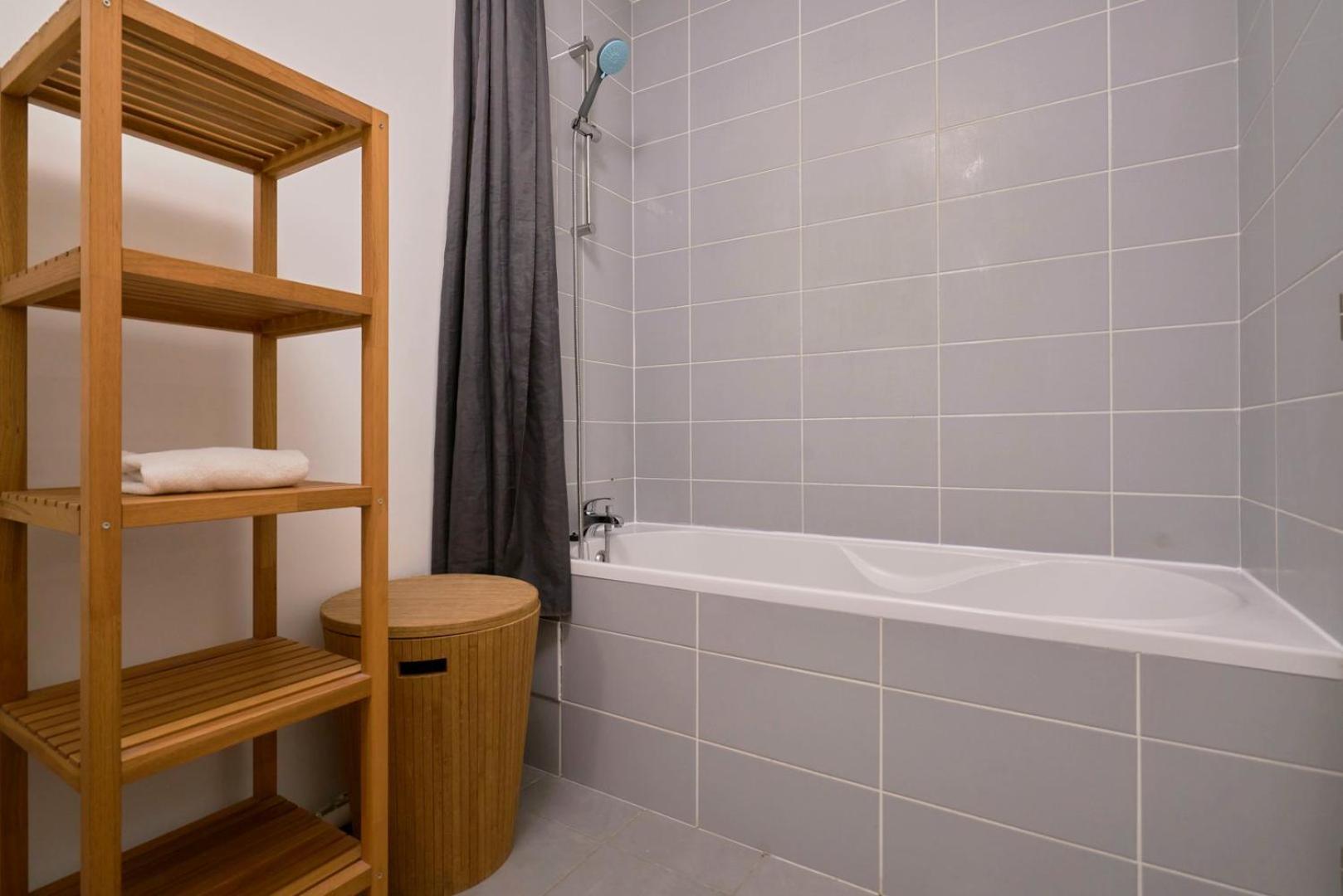 Proche Metro & 2 Balcons + Parking * Lille