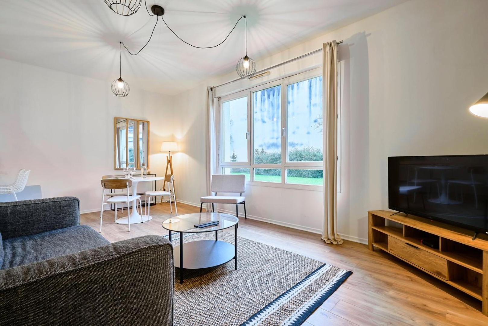 One Bedroom Near Metro, With Parking *