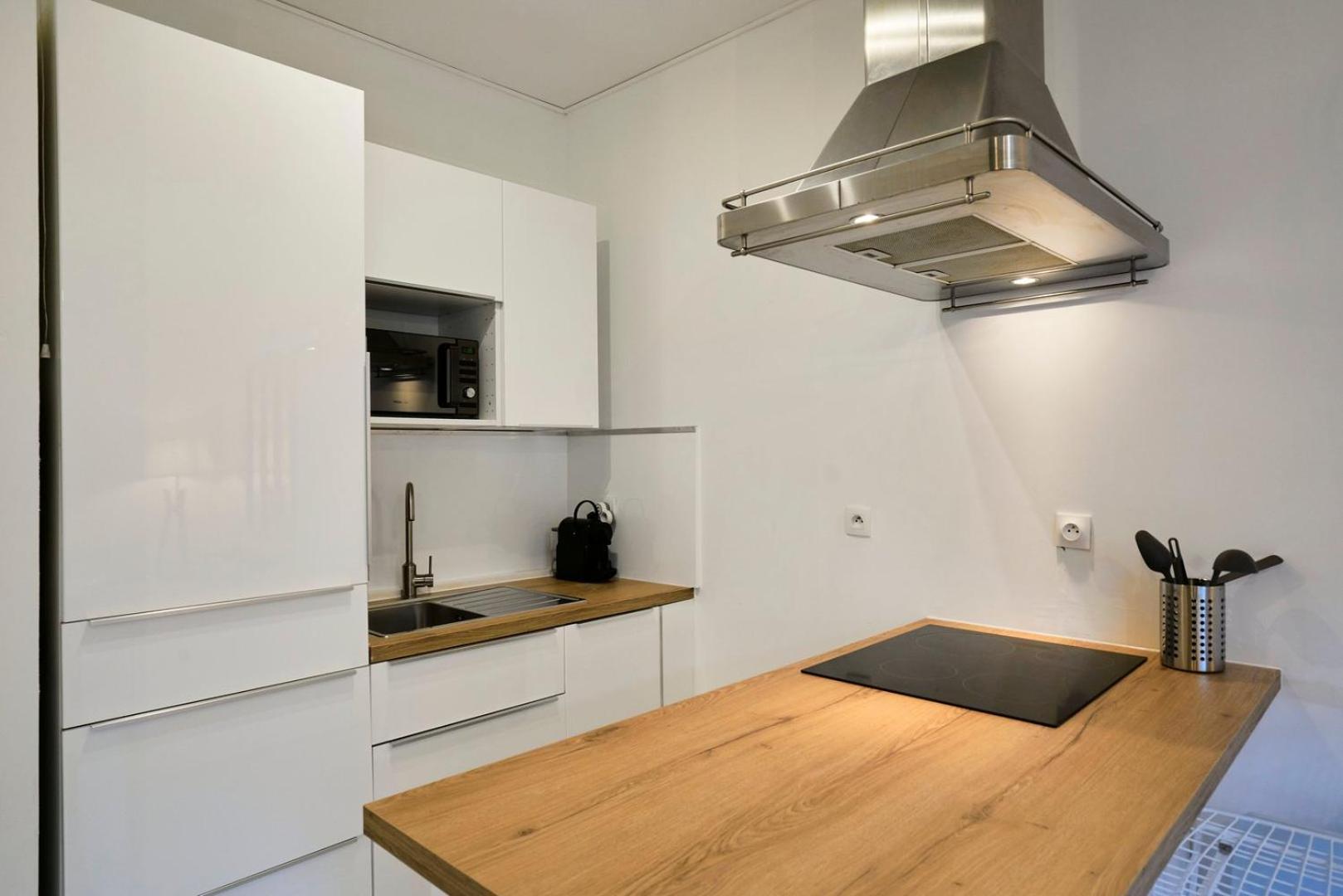 One Bedroom Near Metro, With Parking *