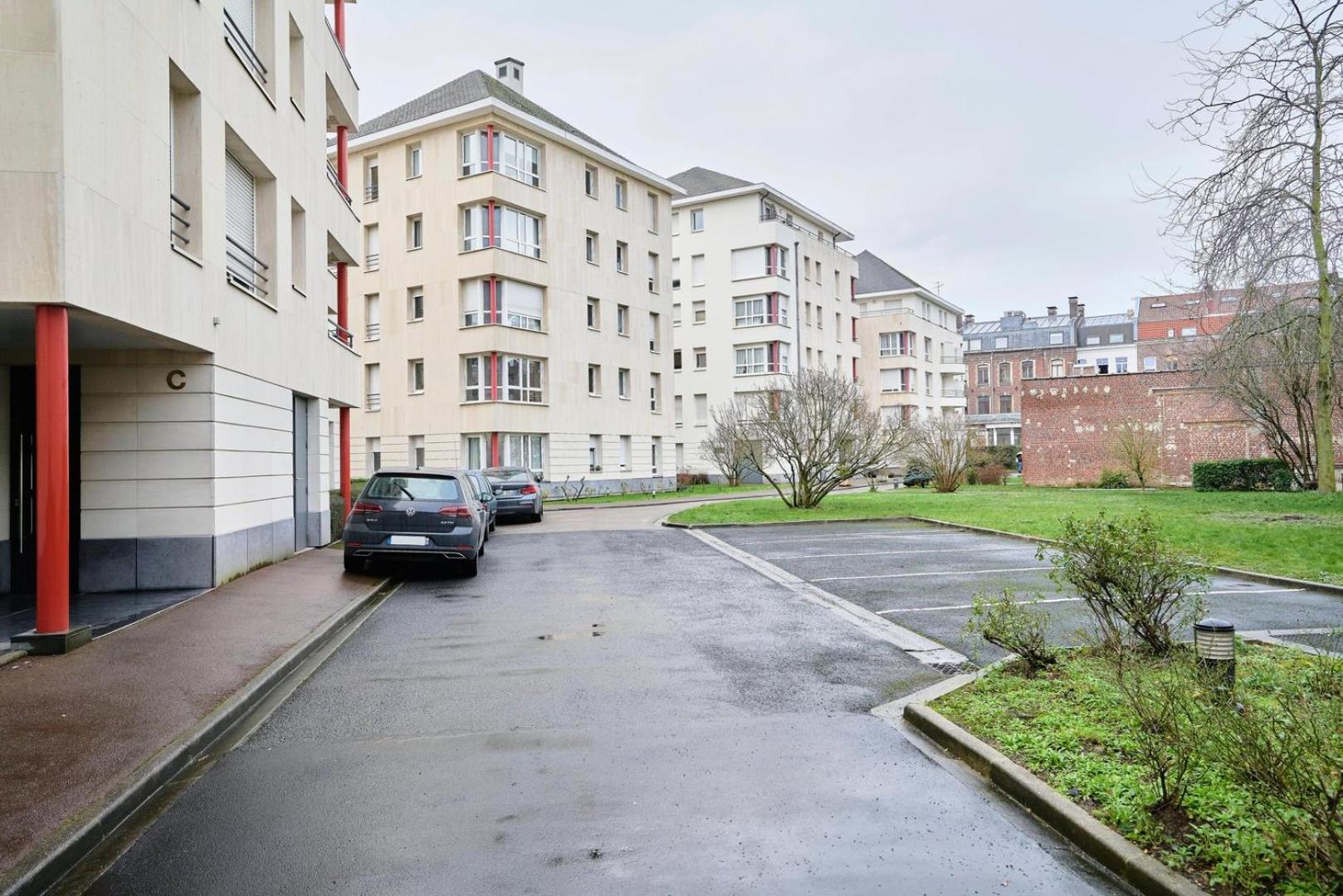 Apartment One Bedroom Near Metro, With Parking *