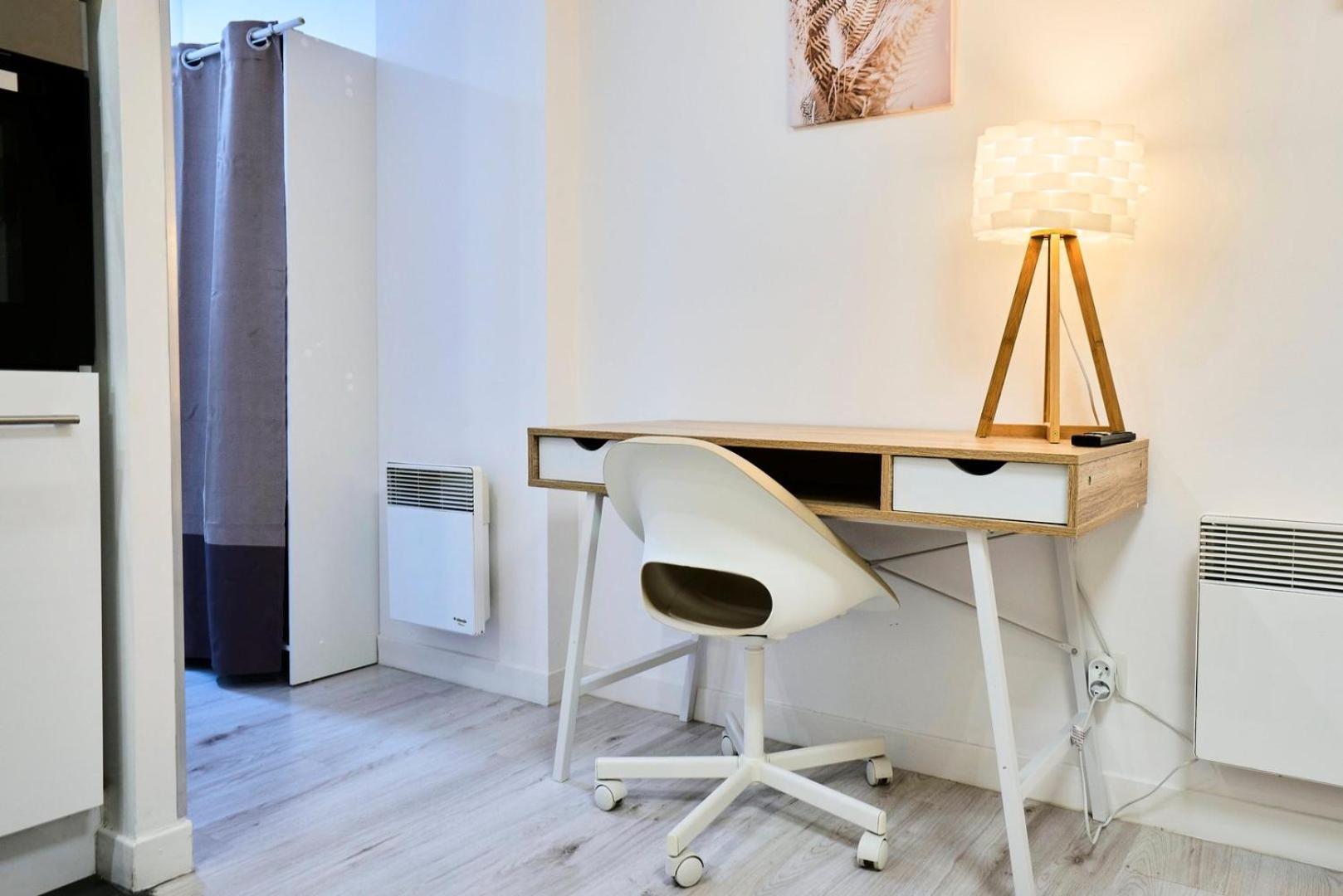 Large Between Train Station & Grand Place *