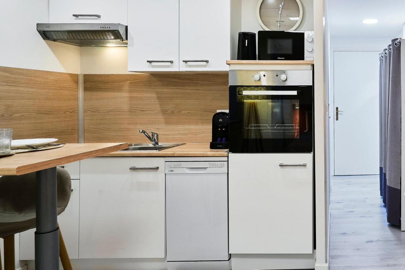 Large Between Train Station & Grand Place *