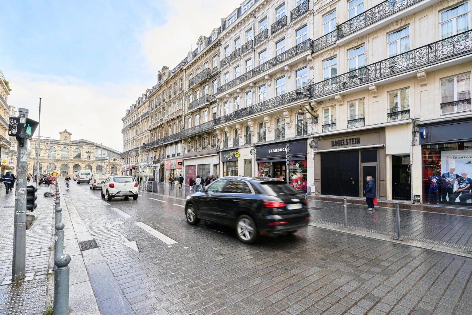 Large Between Train Station & Grand Place *