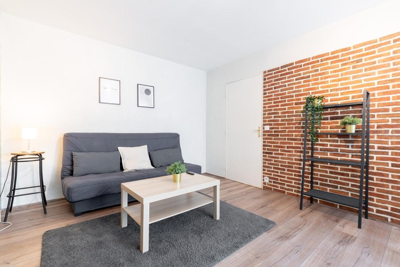 Fully-equipped Near The Center Of Apartment