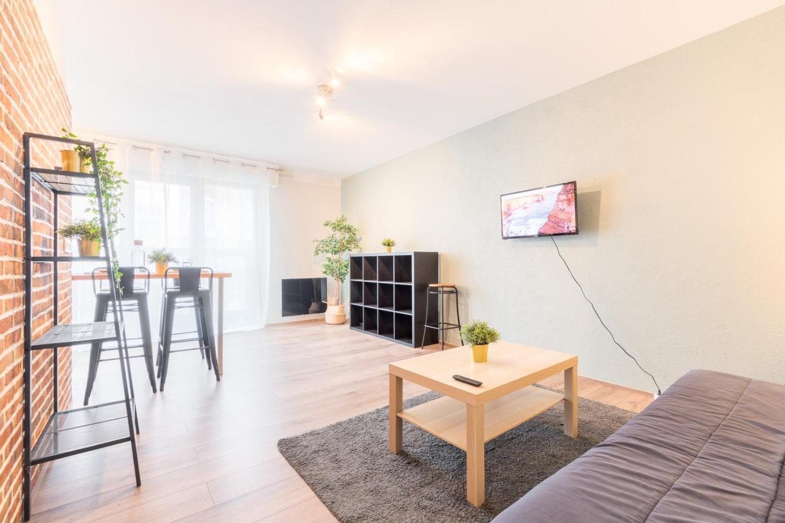 Fully-equipped Near The Center Of Apartment