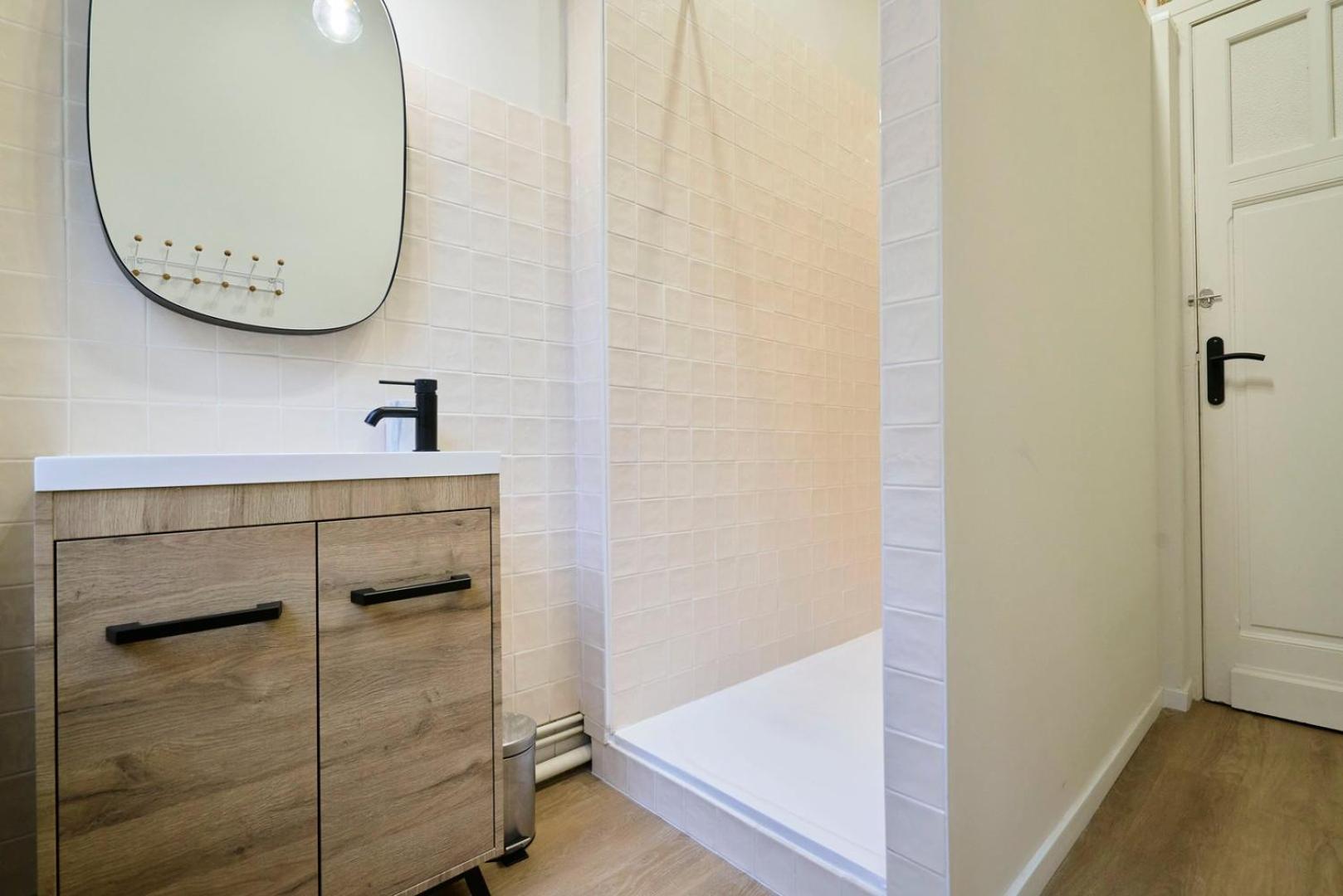 Apartment 3 Bedroom Apartment, Close To Amenities *