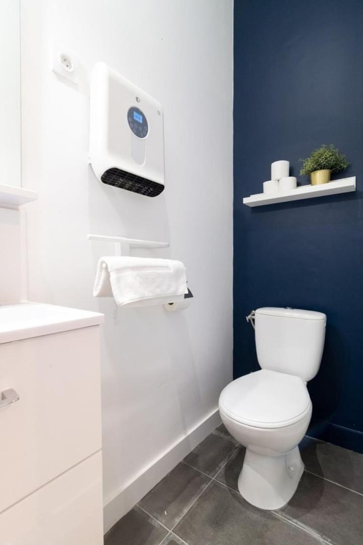 Equipped In The Center Of Apartment