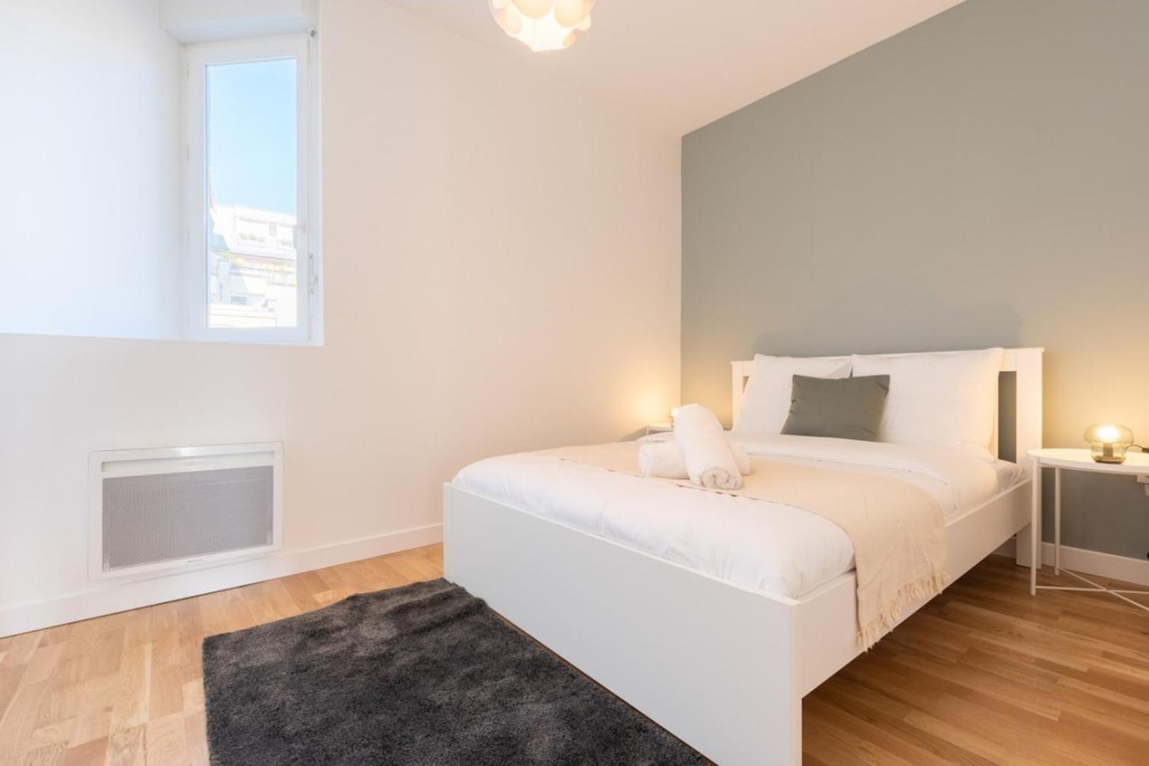 Center - 4 Bedroom Duplex Apartment! *