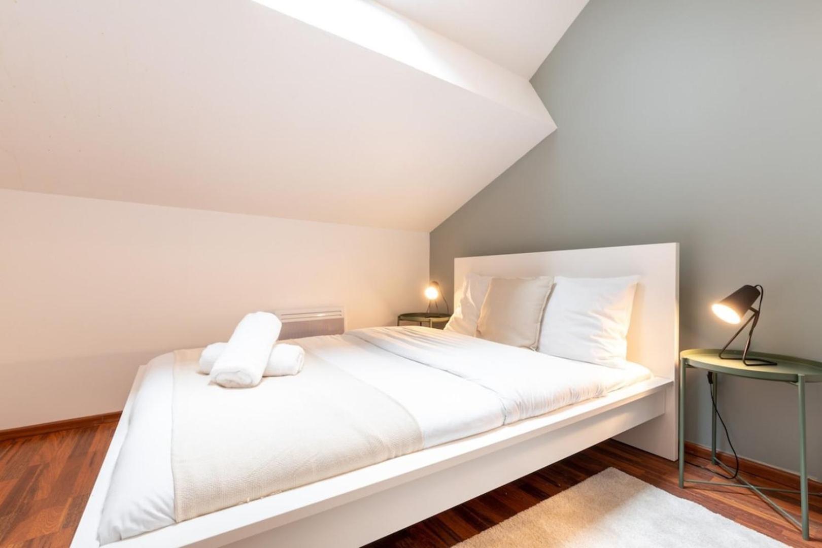 Center - 4 Bedroom Duplex Apartment!