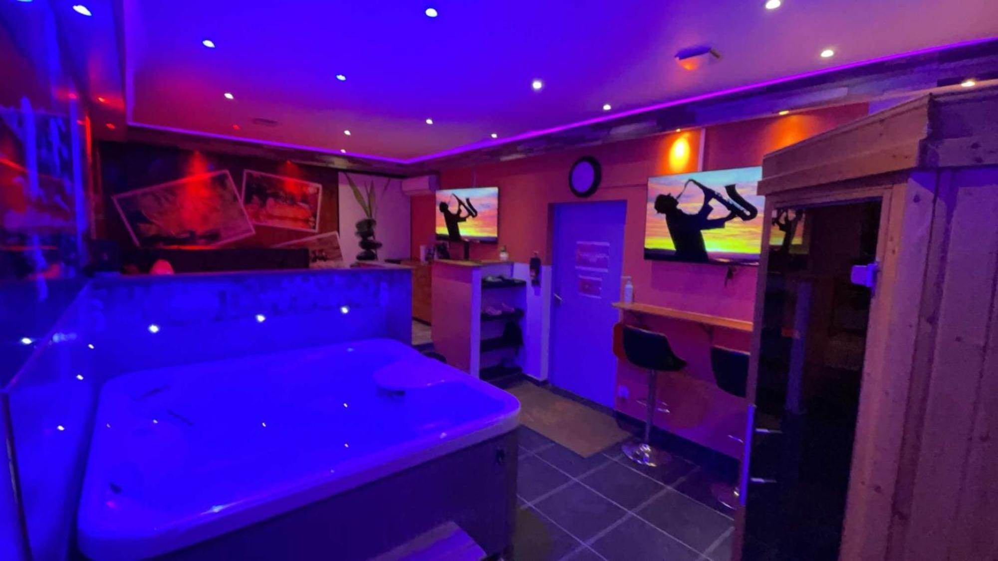 Love hotel California Lille