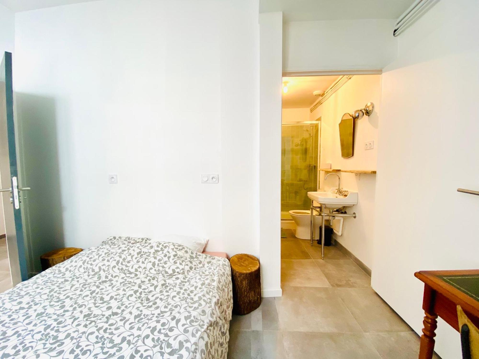 Oasis Urbaine - Spacieux Et Calme Avec Patio Apartment
