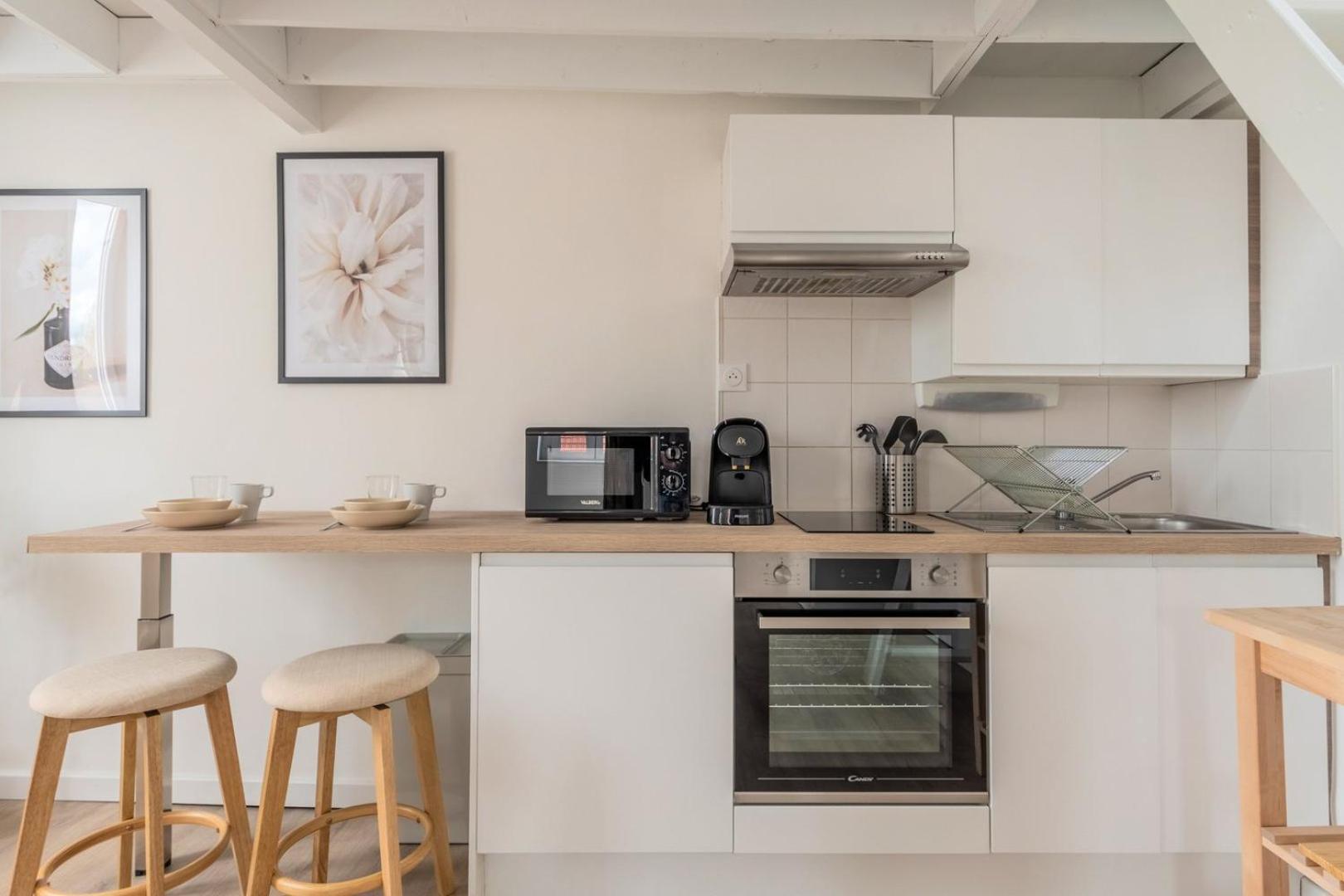 Functional & Equipped Duplex Studio, Old *