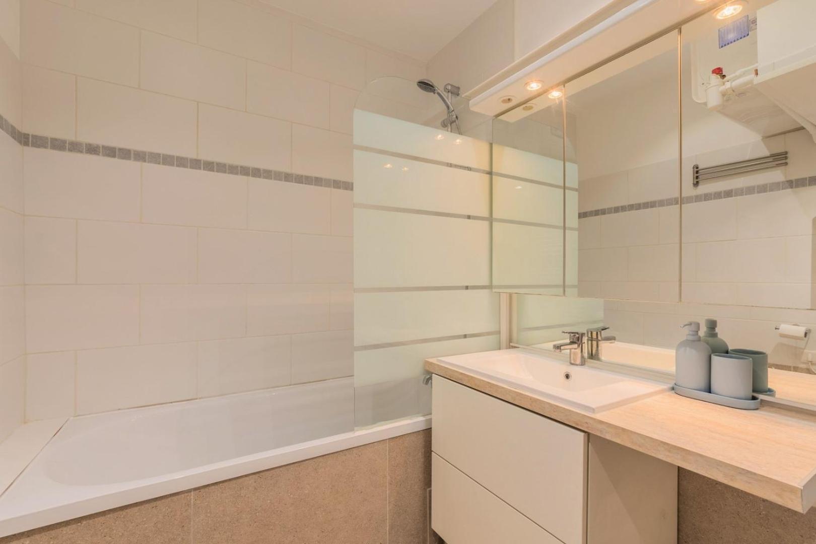 Chambre, Proche Metro Apartment *