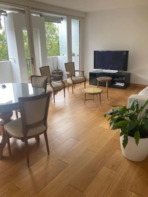 Porte De Paris Av Garage Apartment *