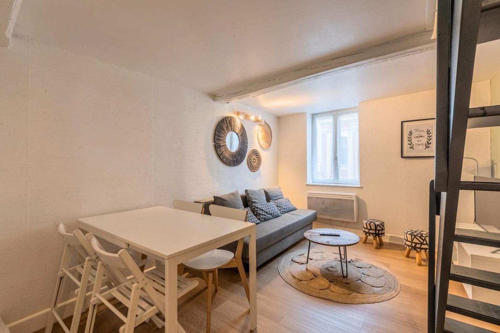 Dans Un Quartier Vivant Du Vieux-lille Apartment