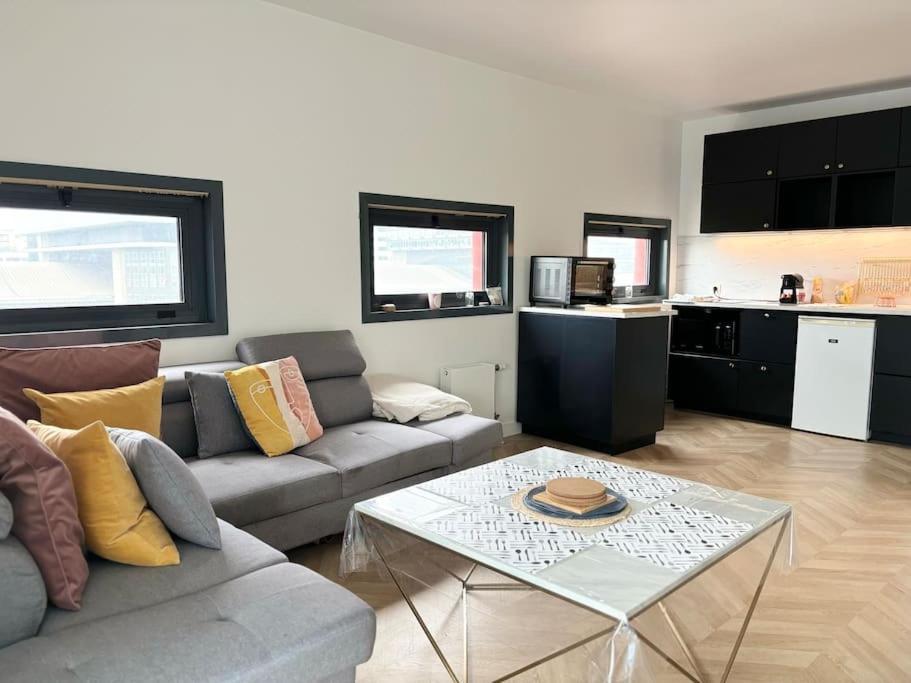 2 Voyageurs A Proximite Des Gares Lille