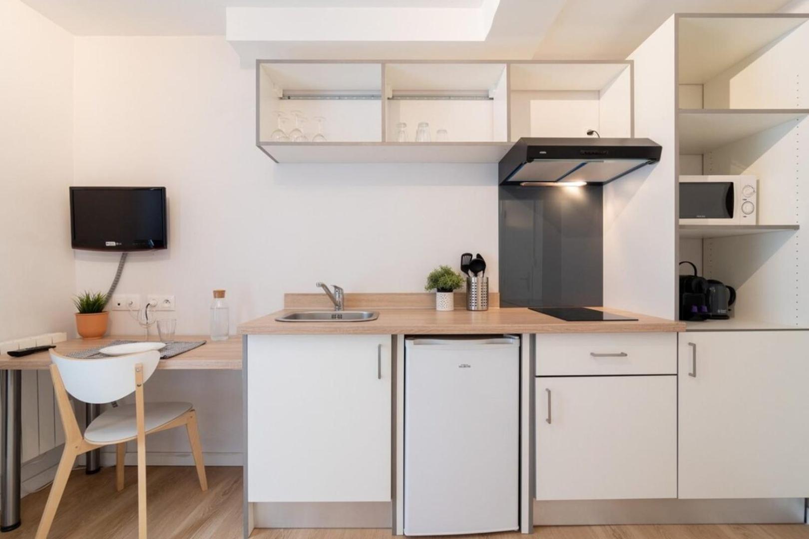 Fully-equipped Next To Flandres Apartment