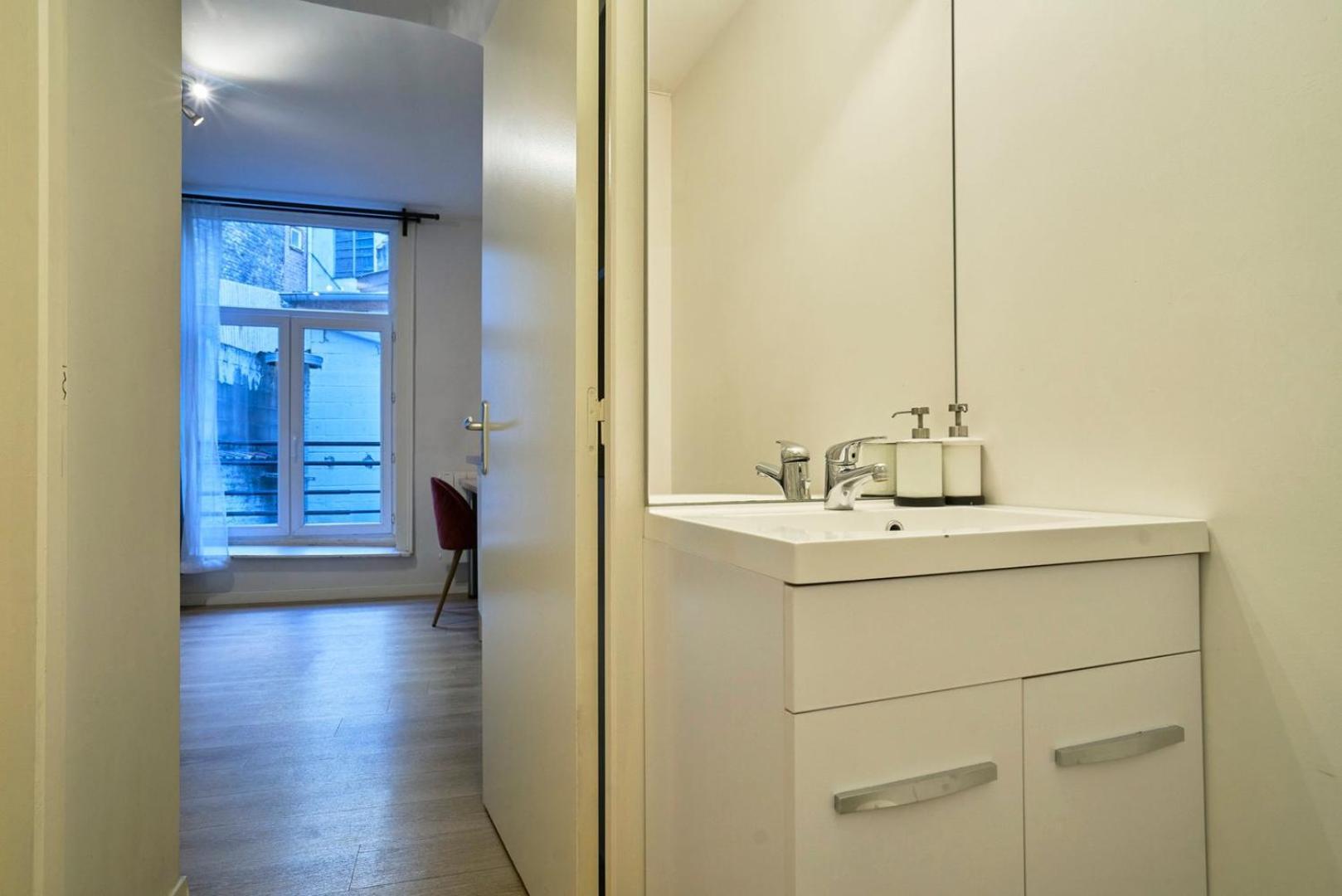 Fully-equipped Next To Flandres Apartment *