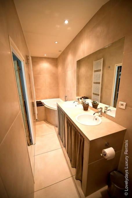 4p Elegant Flat, Vieux Lille, Carpark