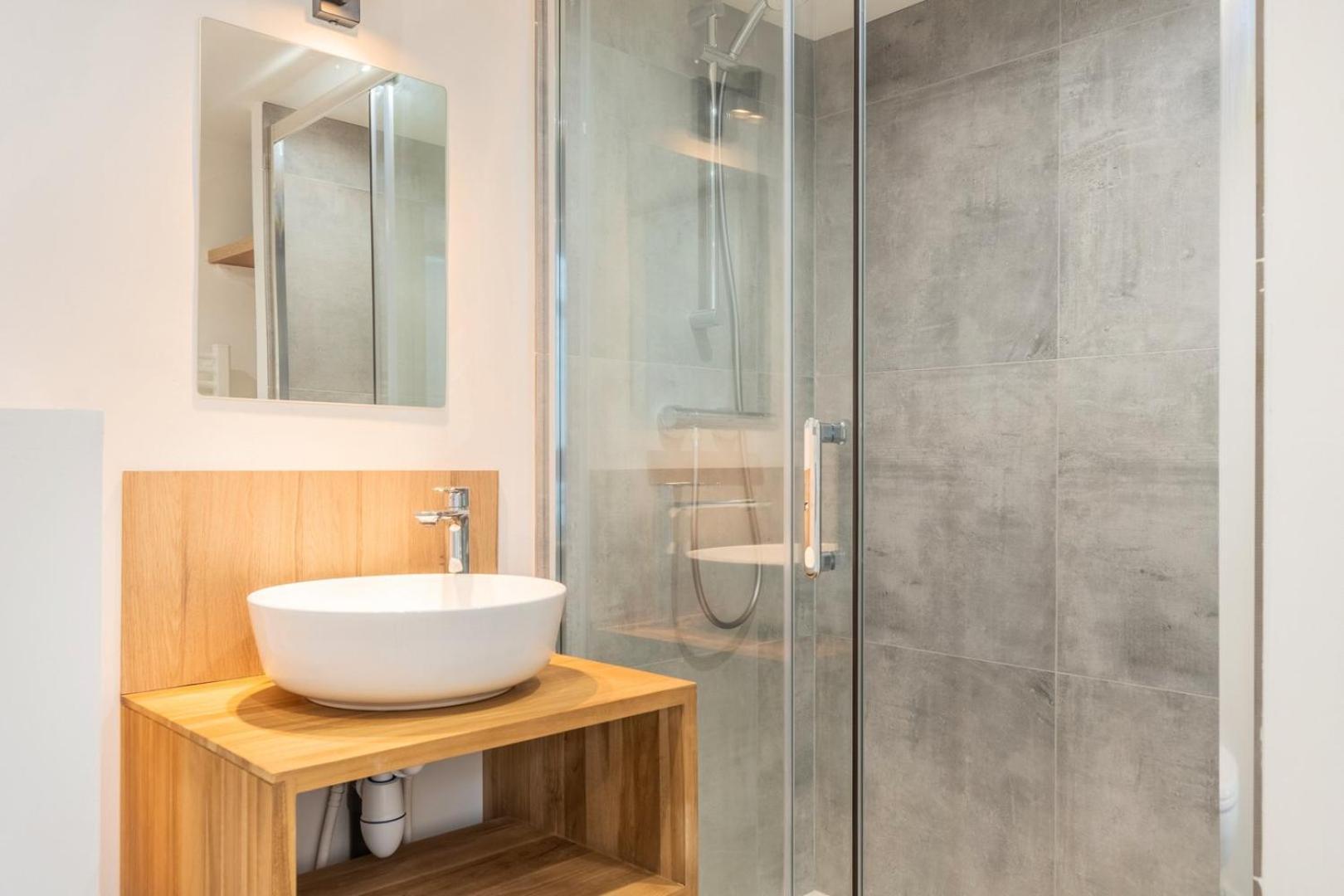 1 Bedroom Near Catholic Apartment *